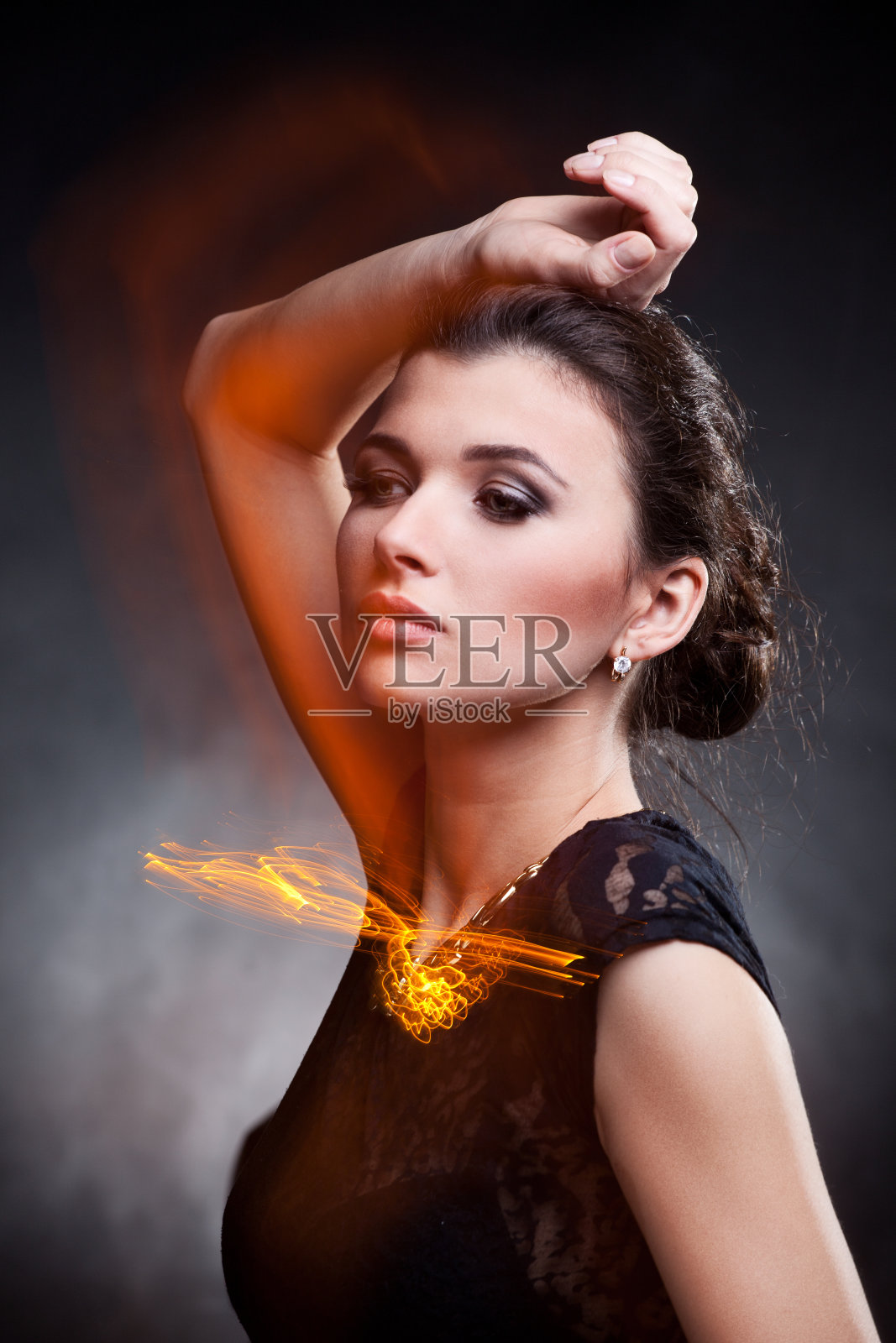 戴着高级珠宝的女人肖像照片摄影图片