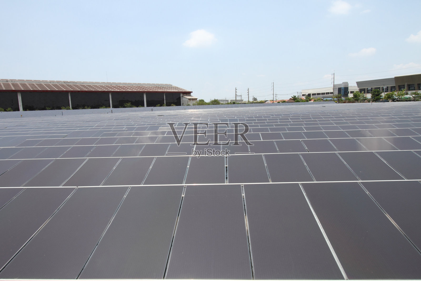 太阳能电池农场在工业区照片摄影图片