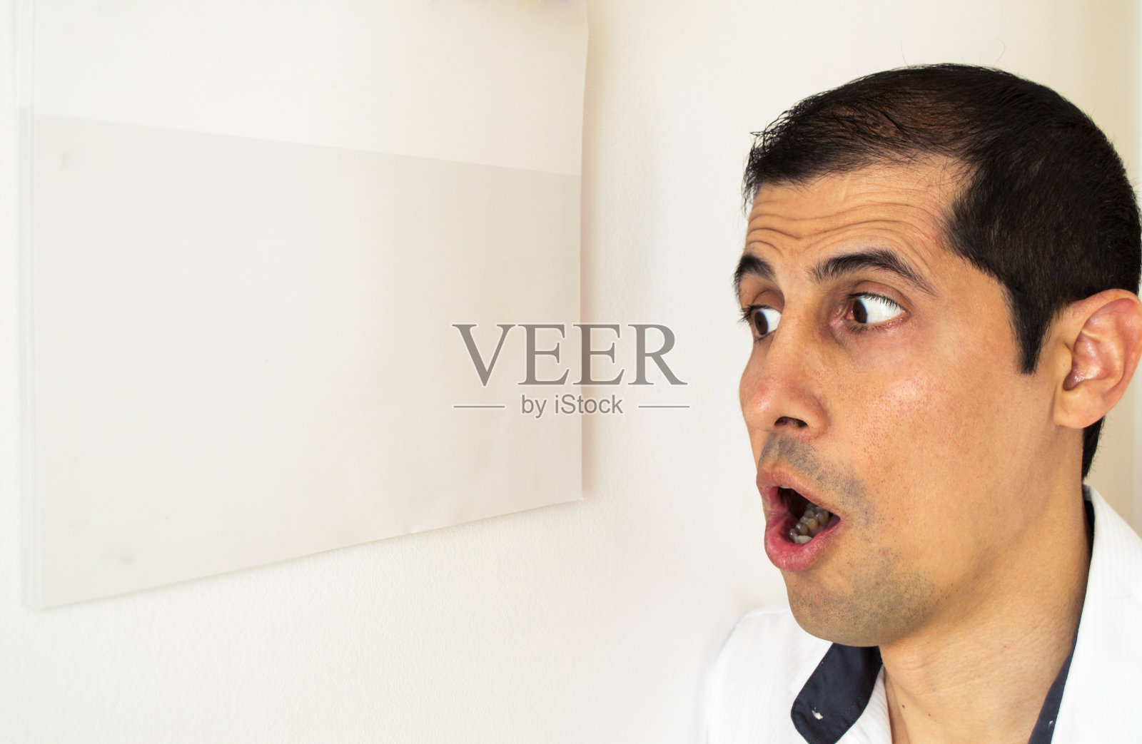 看着海报,惊讶不已照片摄影图片