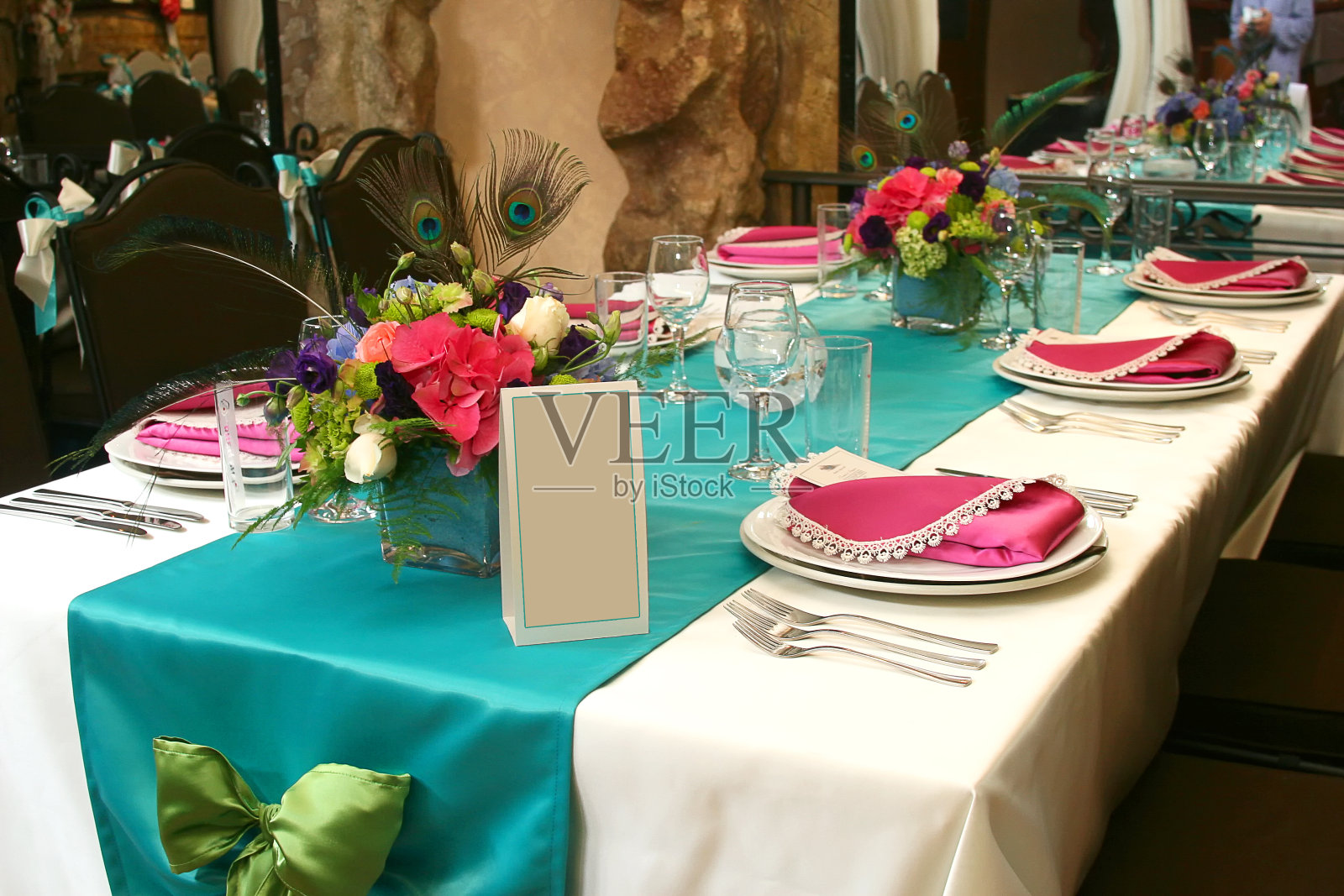 为聚会或婚宴装饰的桌子照片摄影图片