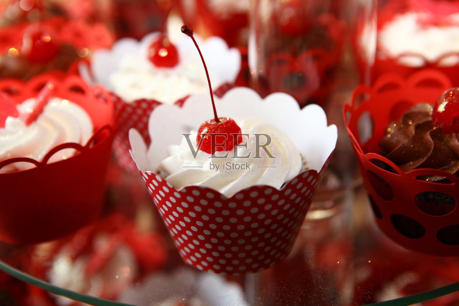 纸杯蛋糕托,上面有颗樱桃照片摄影图片