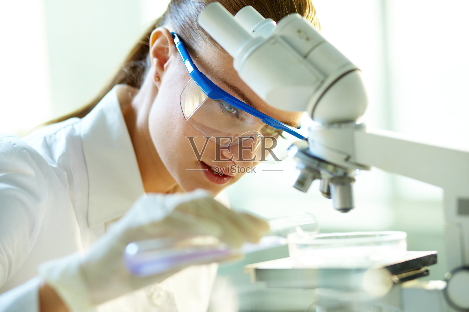 女化学家照片摄影图片