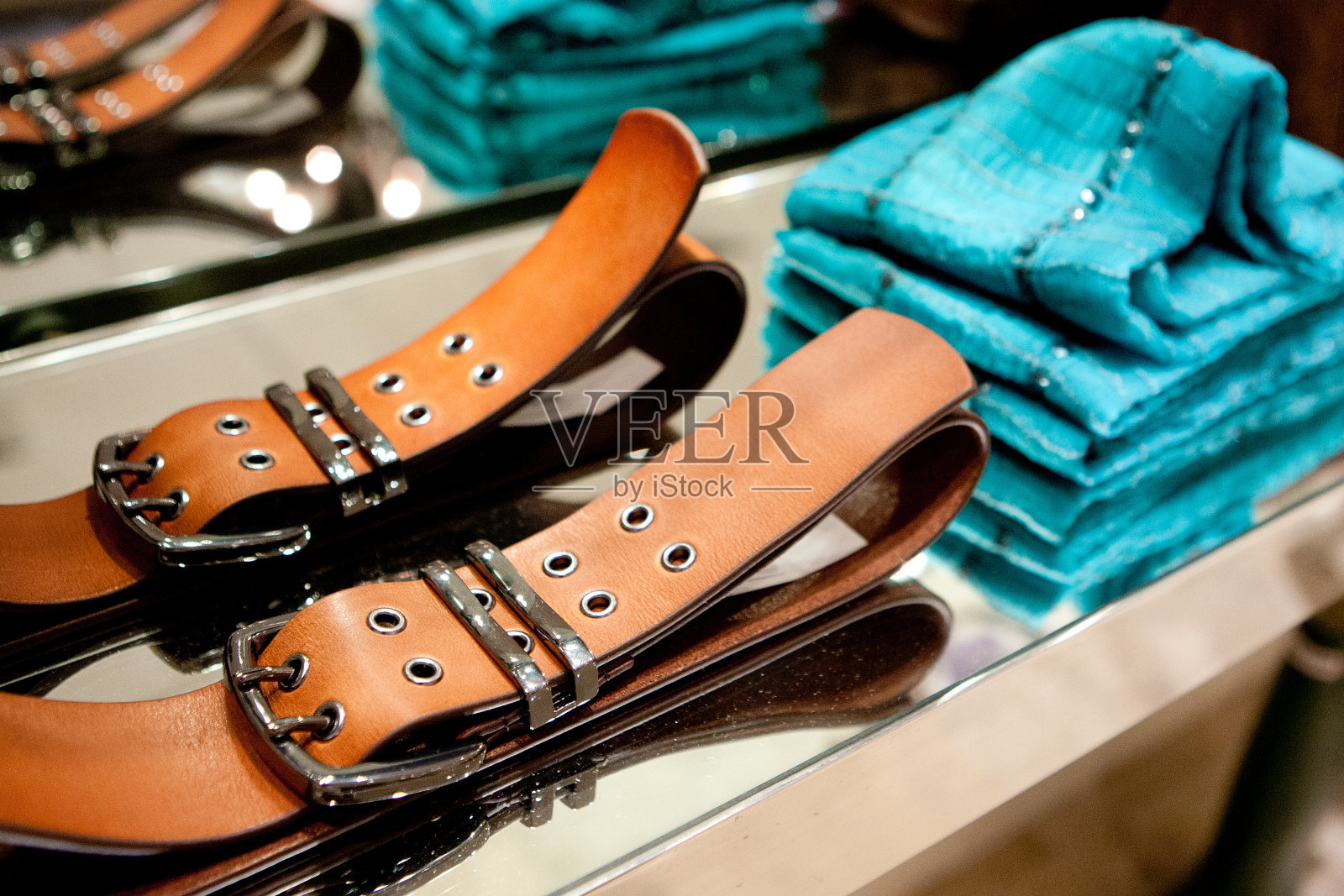 衣架上的衣服和皮带照片摄影图片