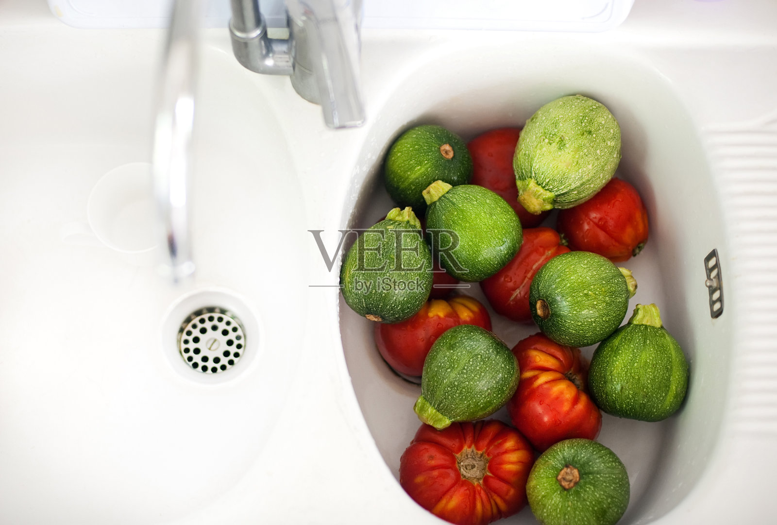 新鲜南瓜和西红柿。照片摄影图片