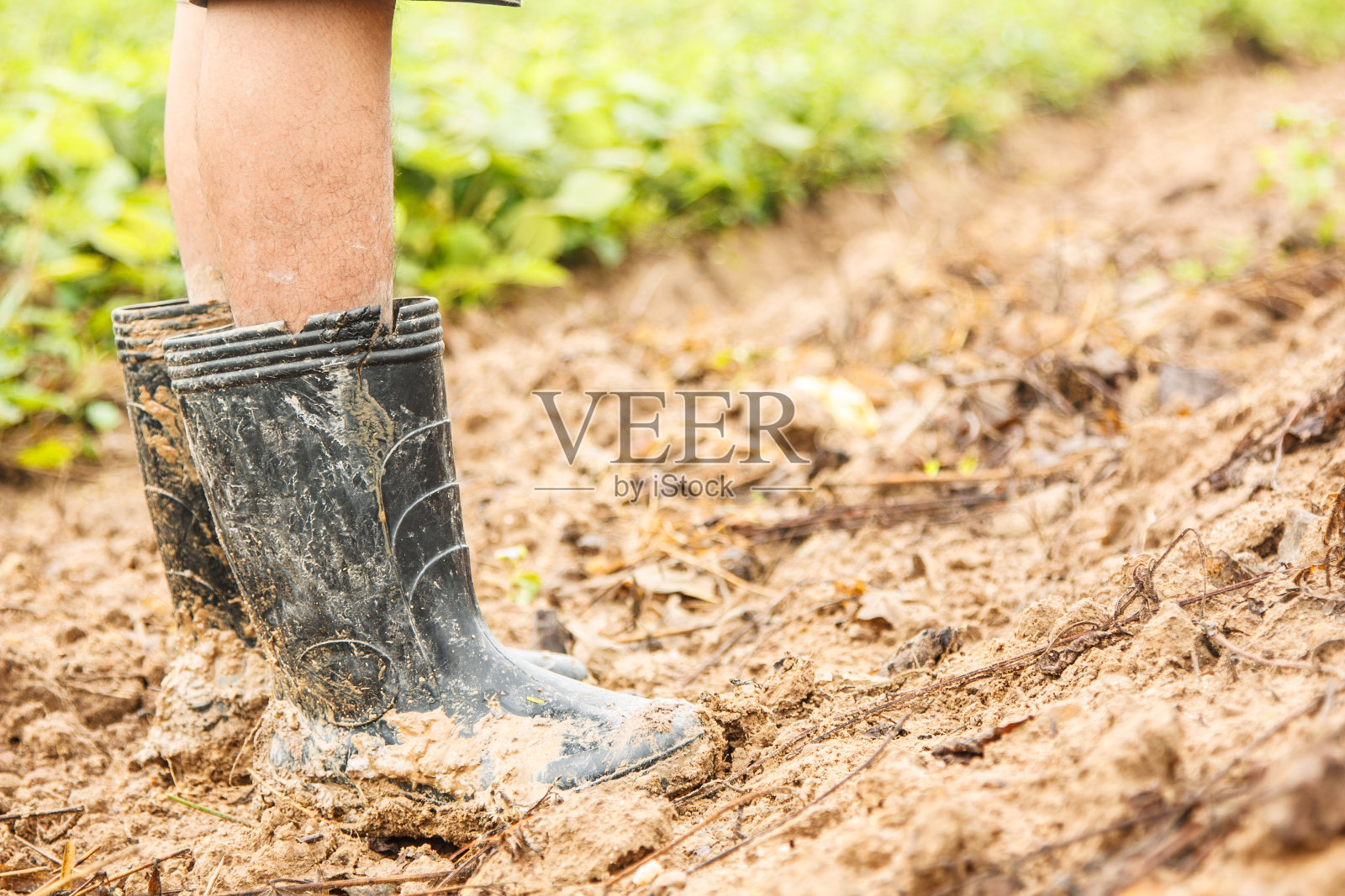 亚洲男人的鞋子很脏照片摄影图片