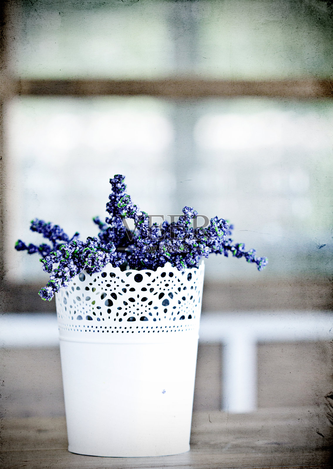 桶里的薰衣草照片摄影图片