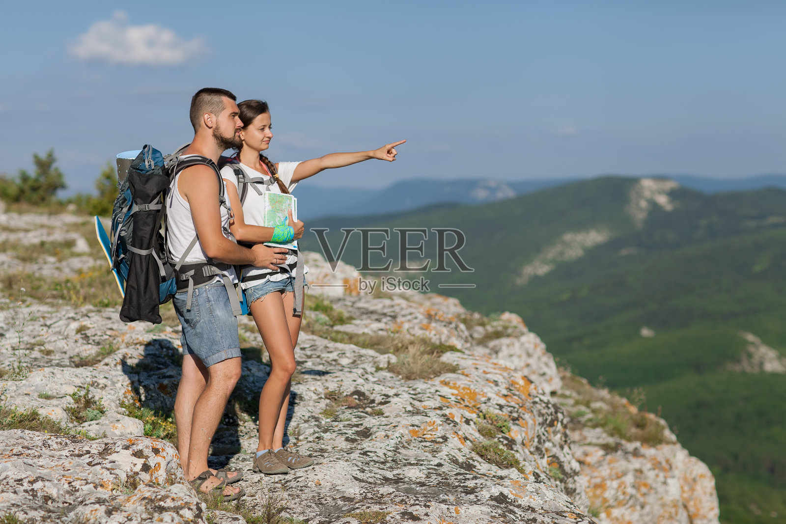 与背包徒步旅行者。照片摄影图片
