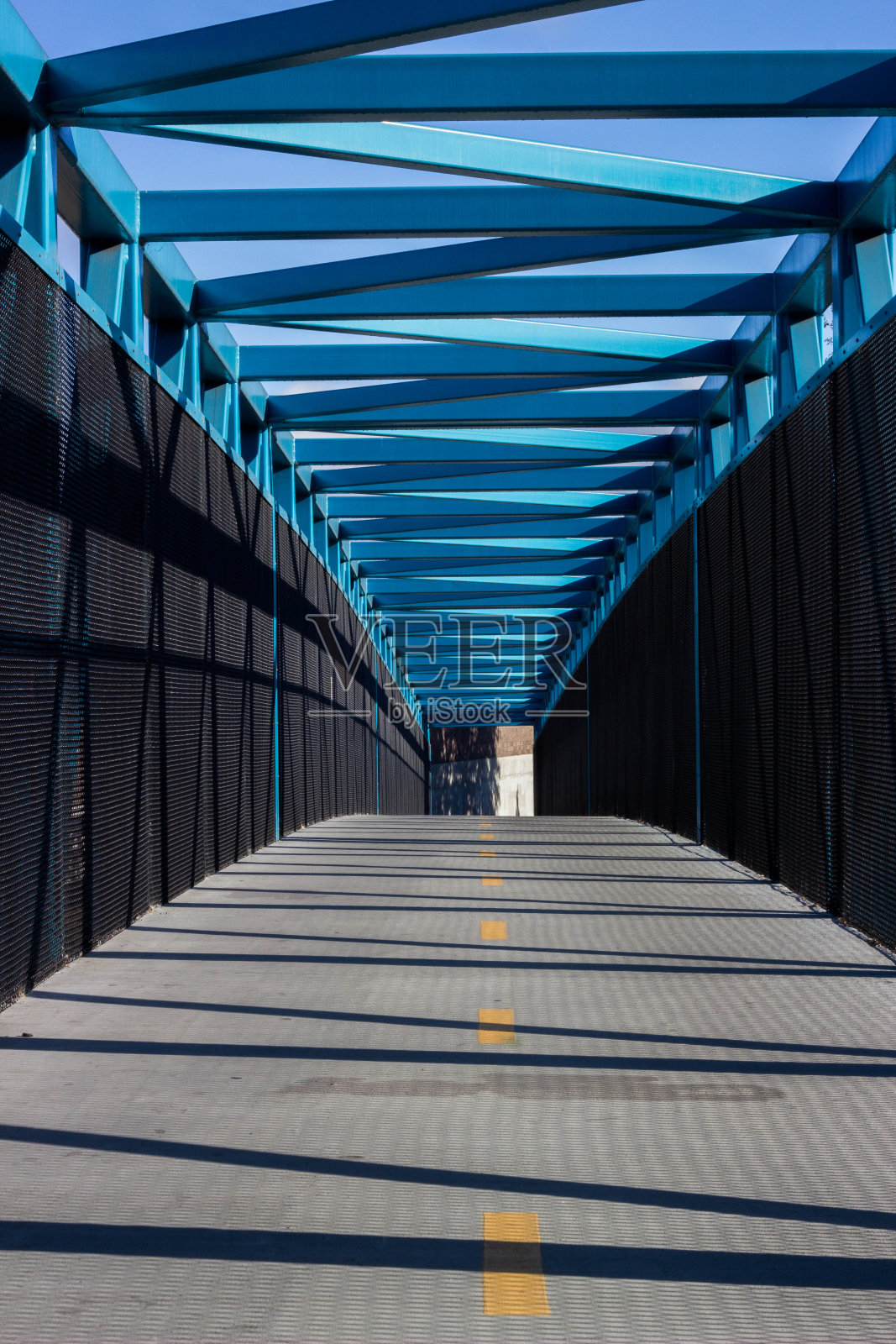 蓝色的乘客和自行车桥照片摄影图片