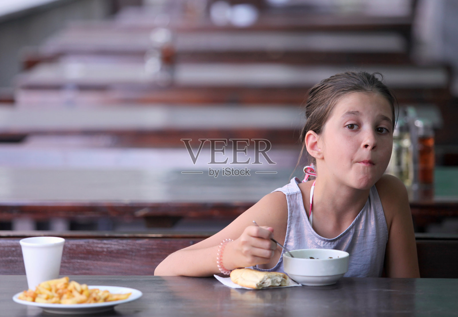 孩子在餐馆吃饭照片摄影图片