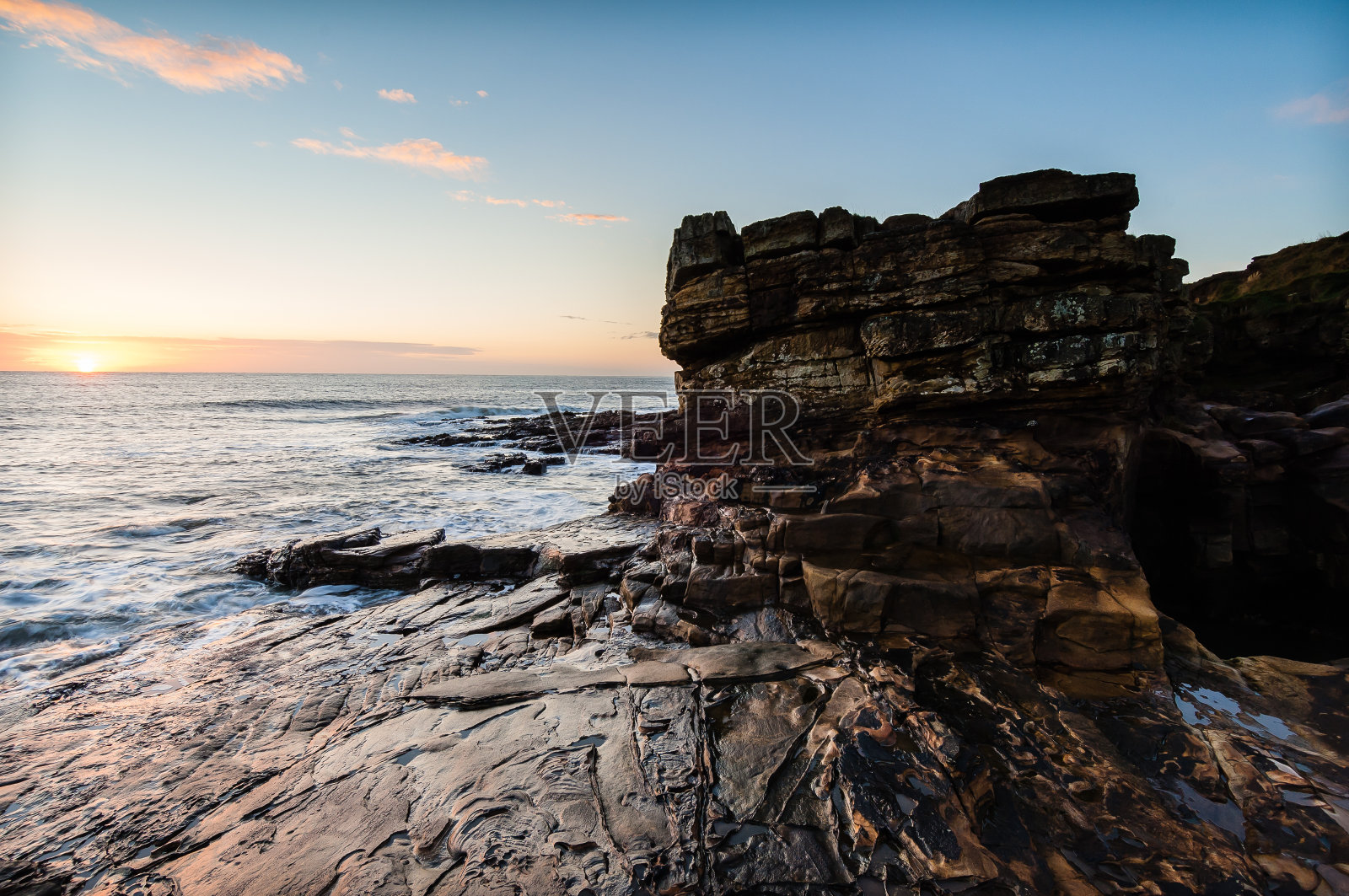 巨大的隆隆克恩巨石在诺森伯兰公司北海海浪照片摄影图片