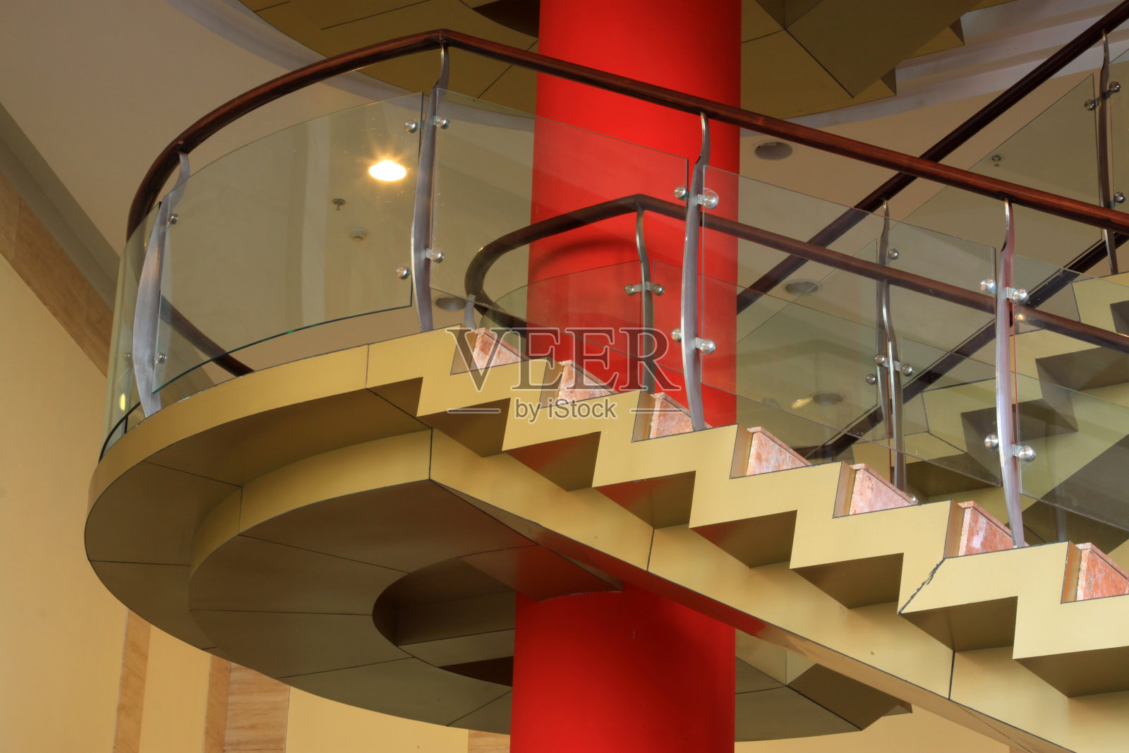 城市室内玻璃旋转楼梯照片摄影图片