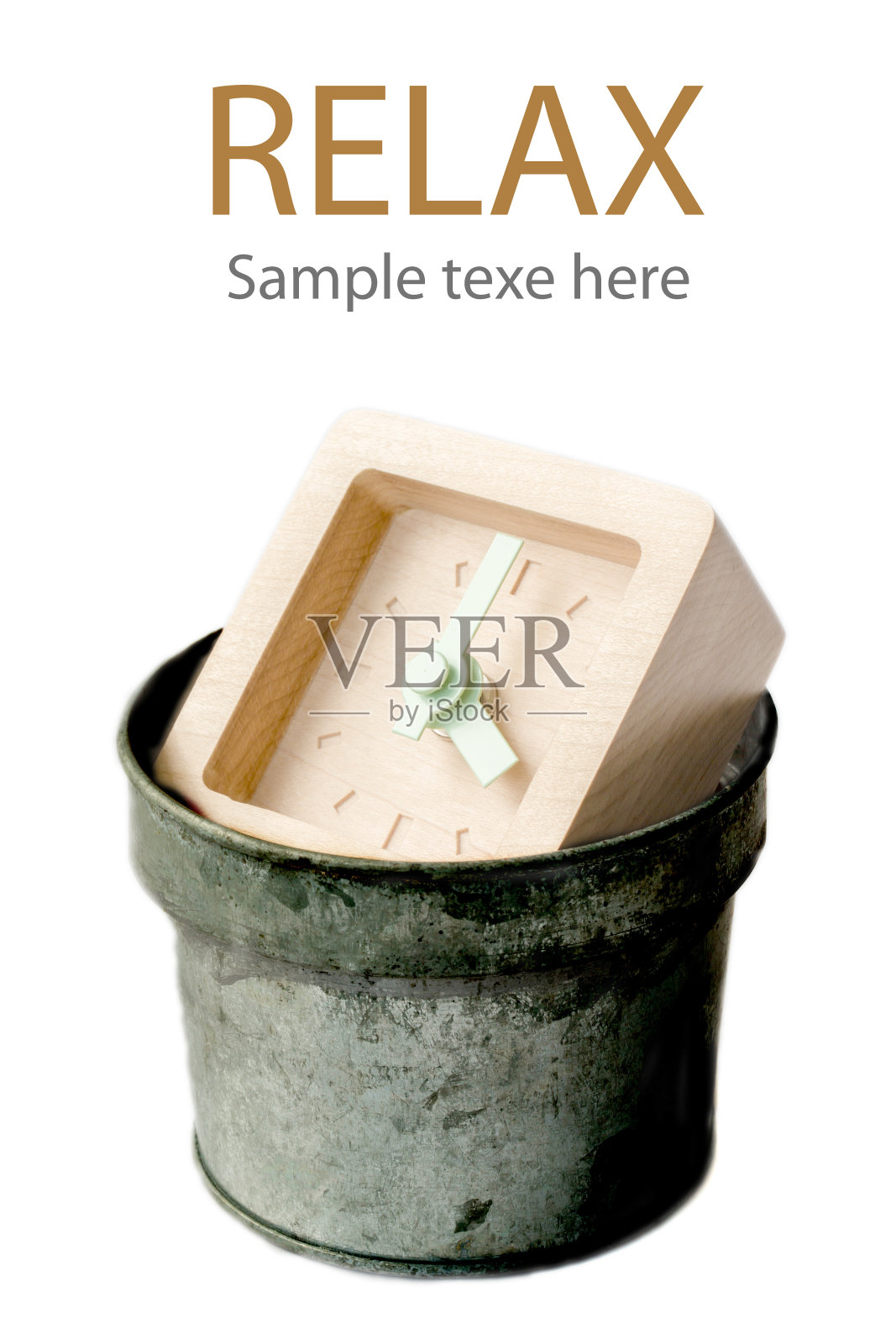 金属垃圾桶里的木钟。照片摄影图片