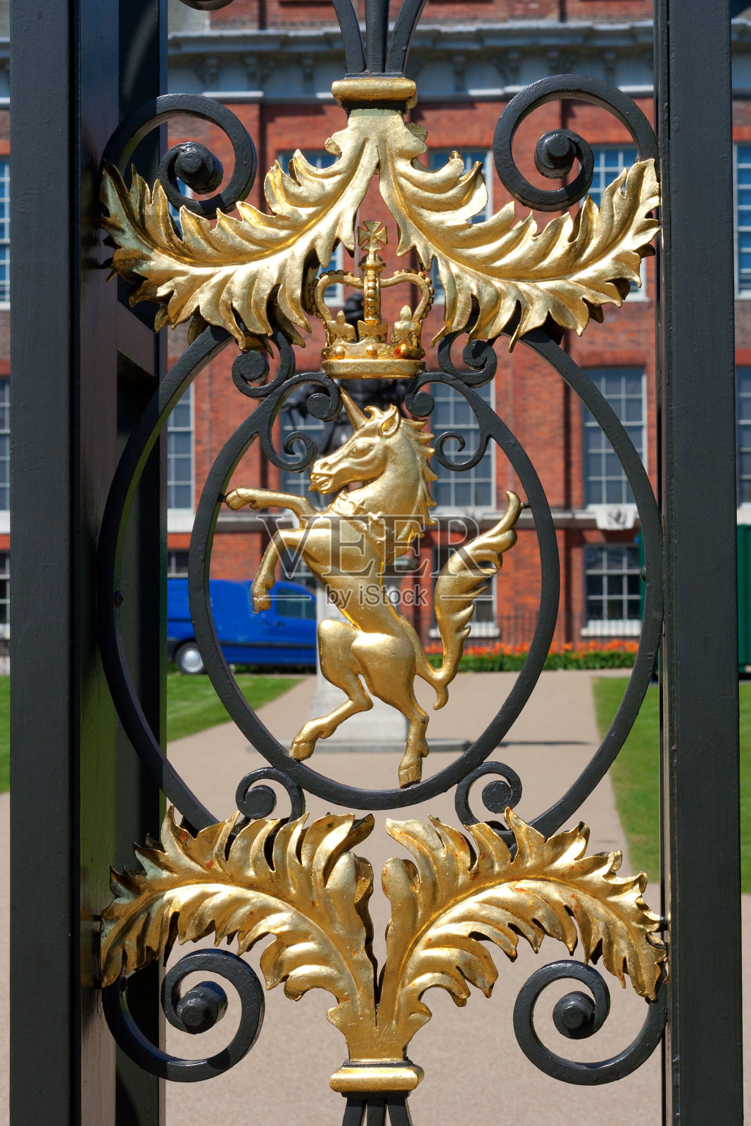 肯辛顿宫门口的一匹马照片摄影图片