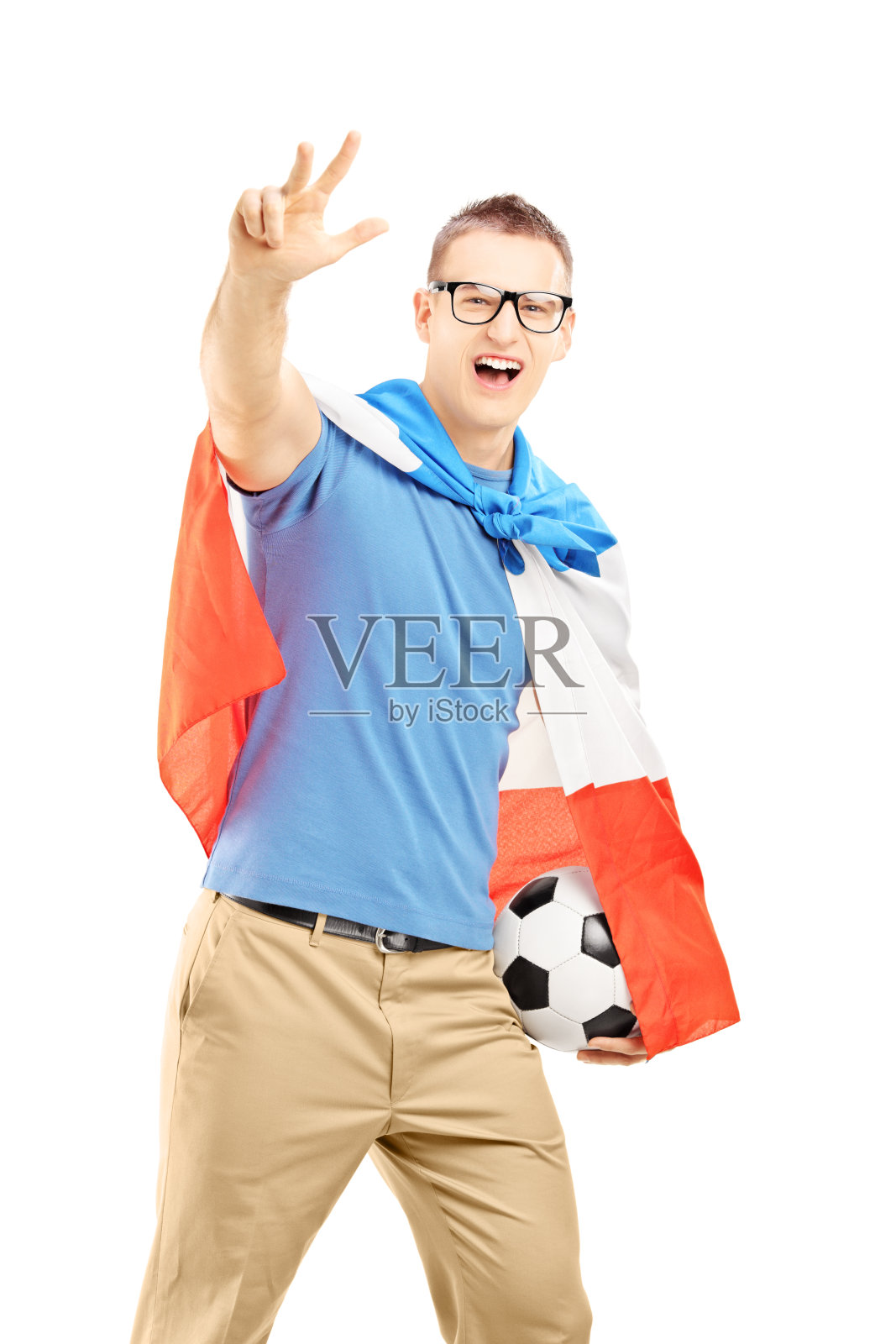 男性体育迷拿着旗子、球和手势照片摄影图片