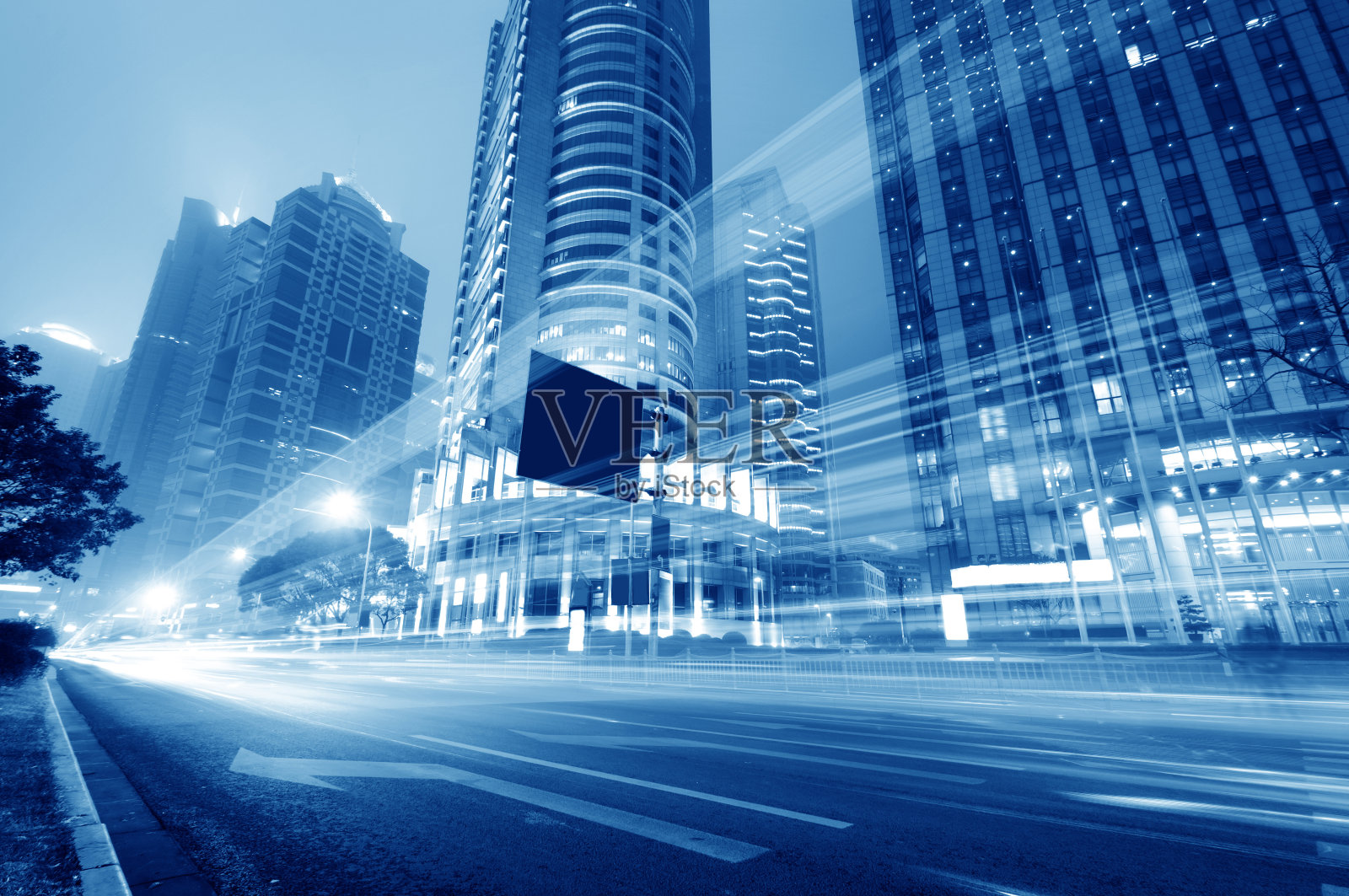 现代城市的夜晚照片摄影图片