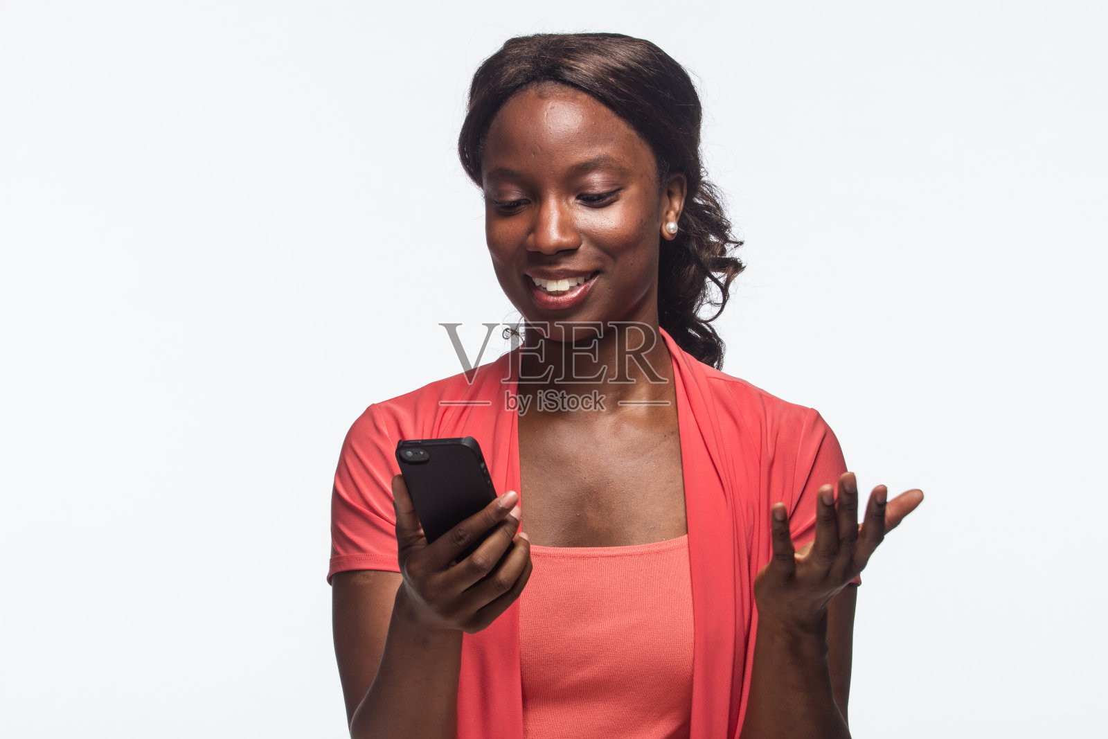 一个女人横着看手机短信照片摄影图片