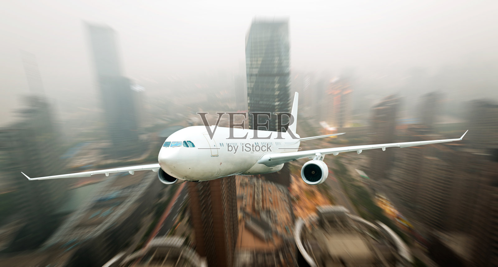 飞机离开城市照片摄影图片