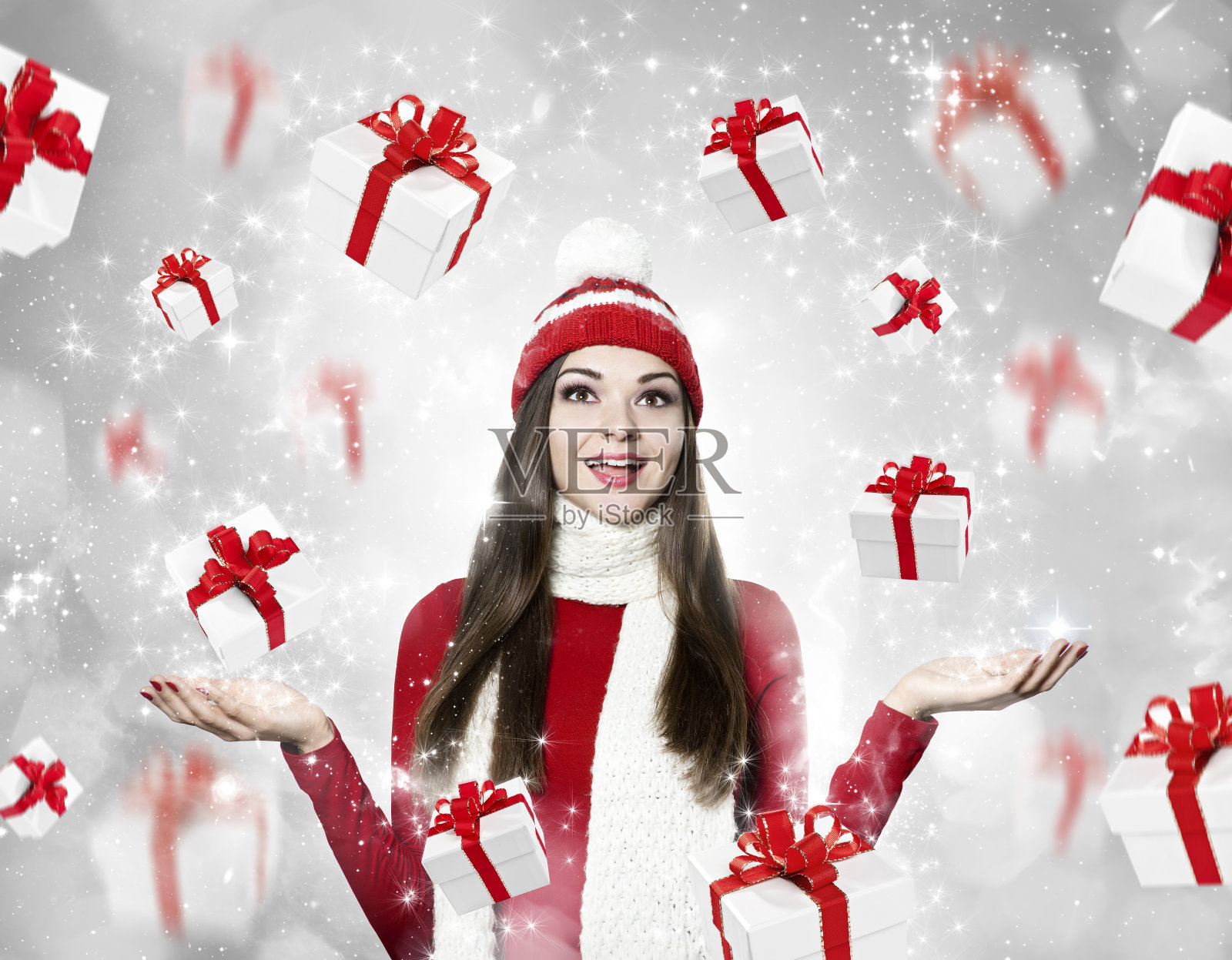 漂亮年轻的黑发女人与许多礼物-圣诞portr照片摄影图片