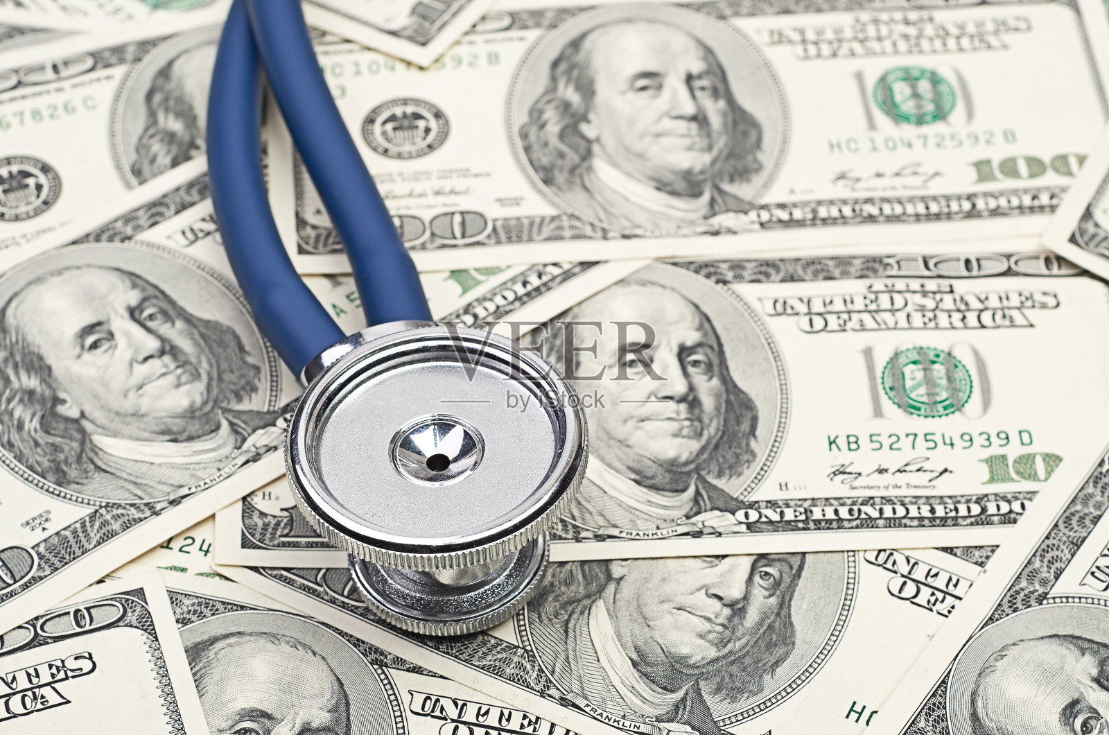带听诊器的钱可多了照片摄影图片