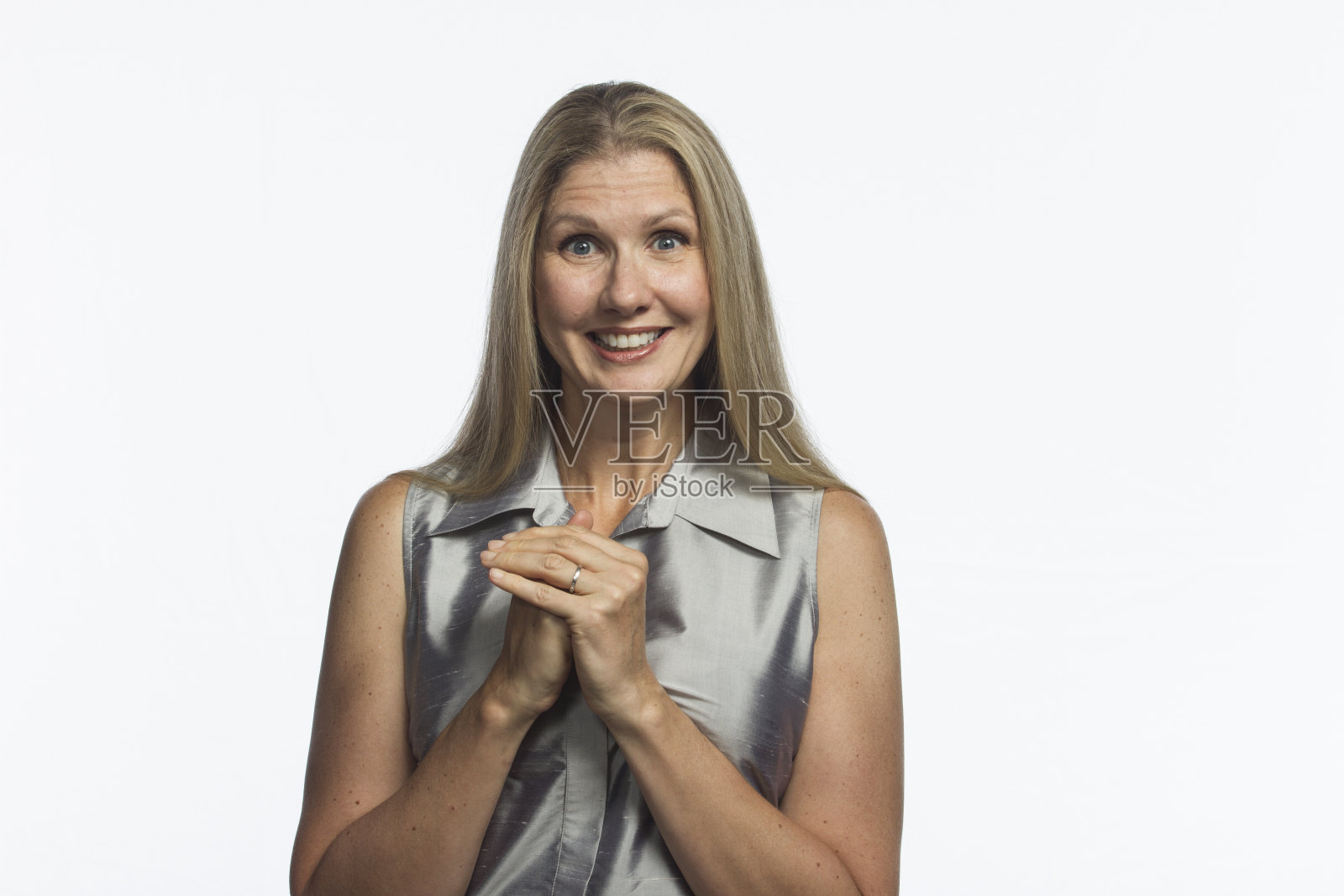 幸福的女人手牵着手,横着照片摄影图片