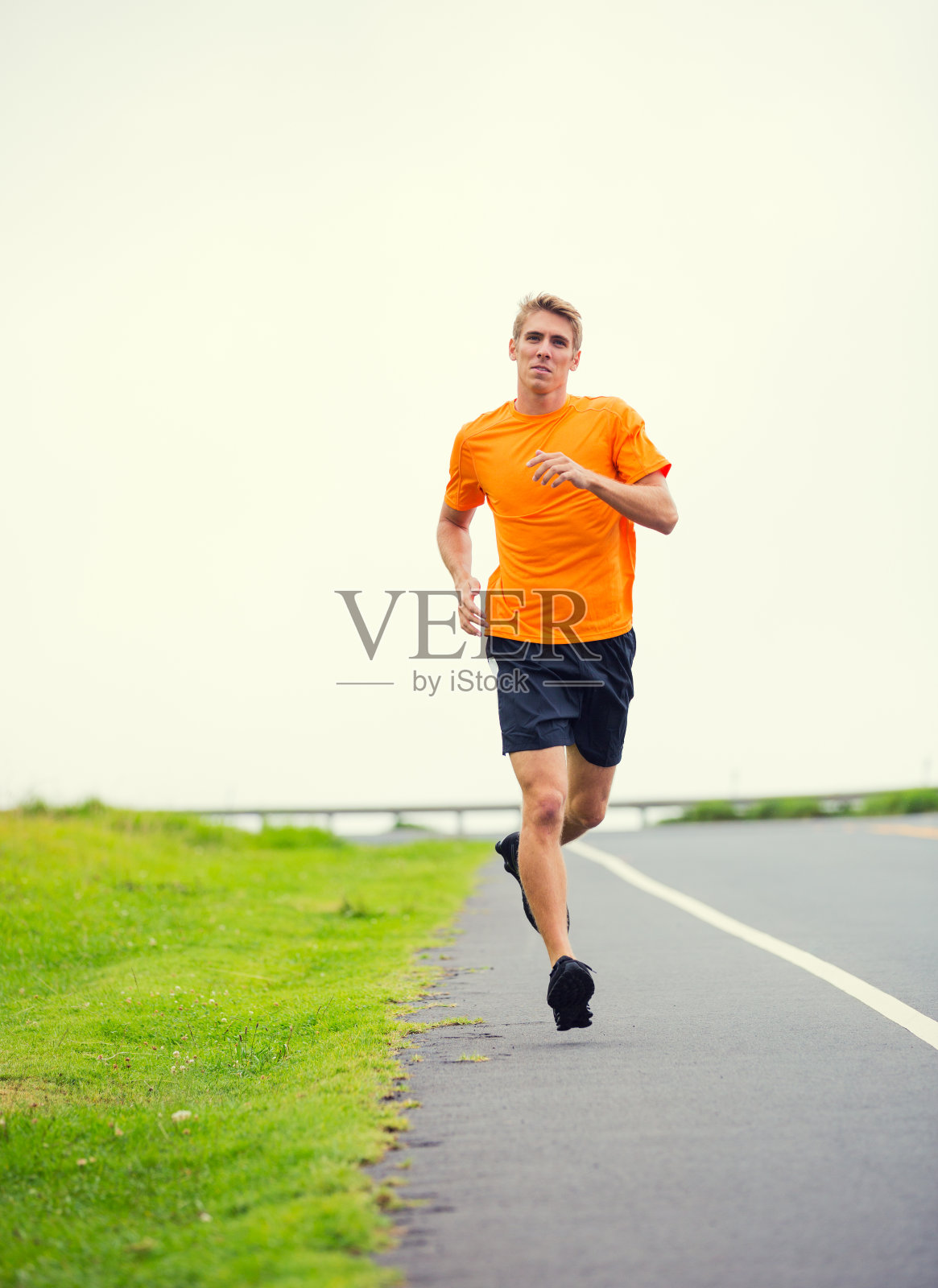 运动员在户外跑步,训练。道路上慢跑照片摄影图片