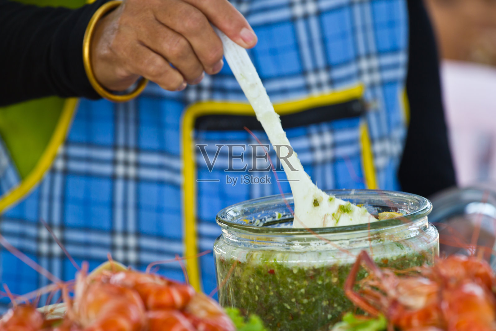 大蒜和欧芹烤虾照片摄影图片
