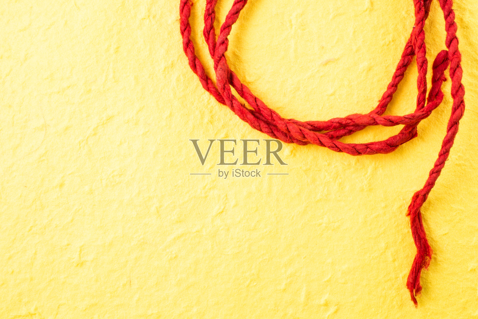 红色桑树纸绳在黄色的背景照片摄影图片