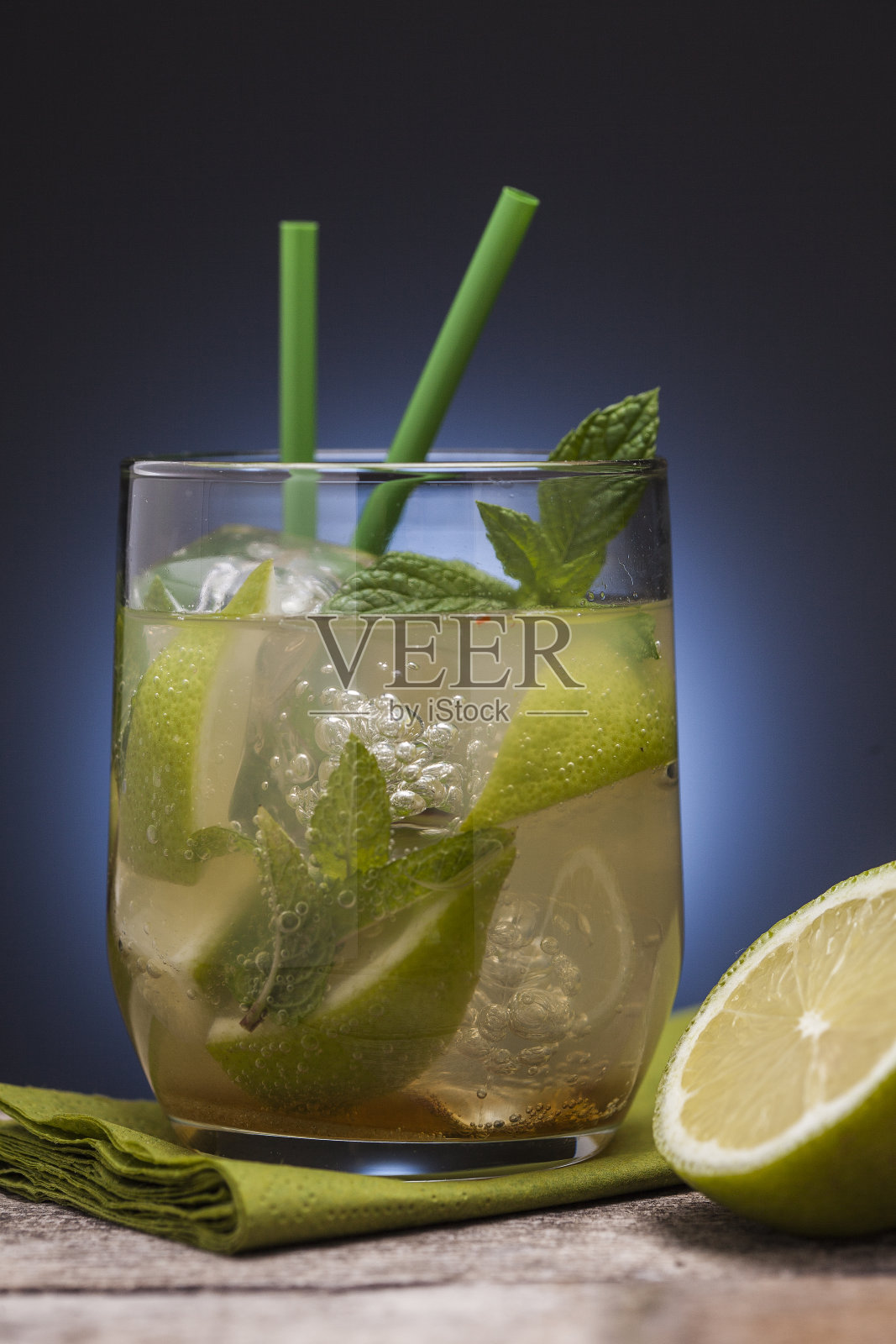 孤立的鸡尾酒杯照片摄影图片