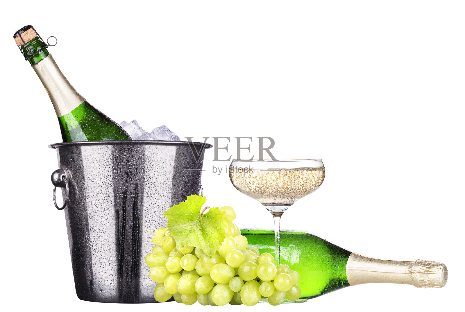 葡萄,冰桶与香槟隔离照片摄影图片