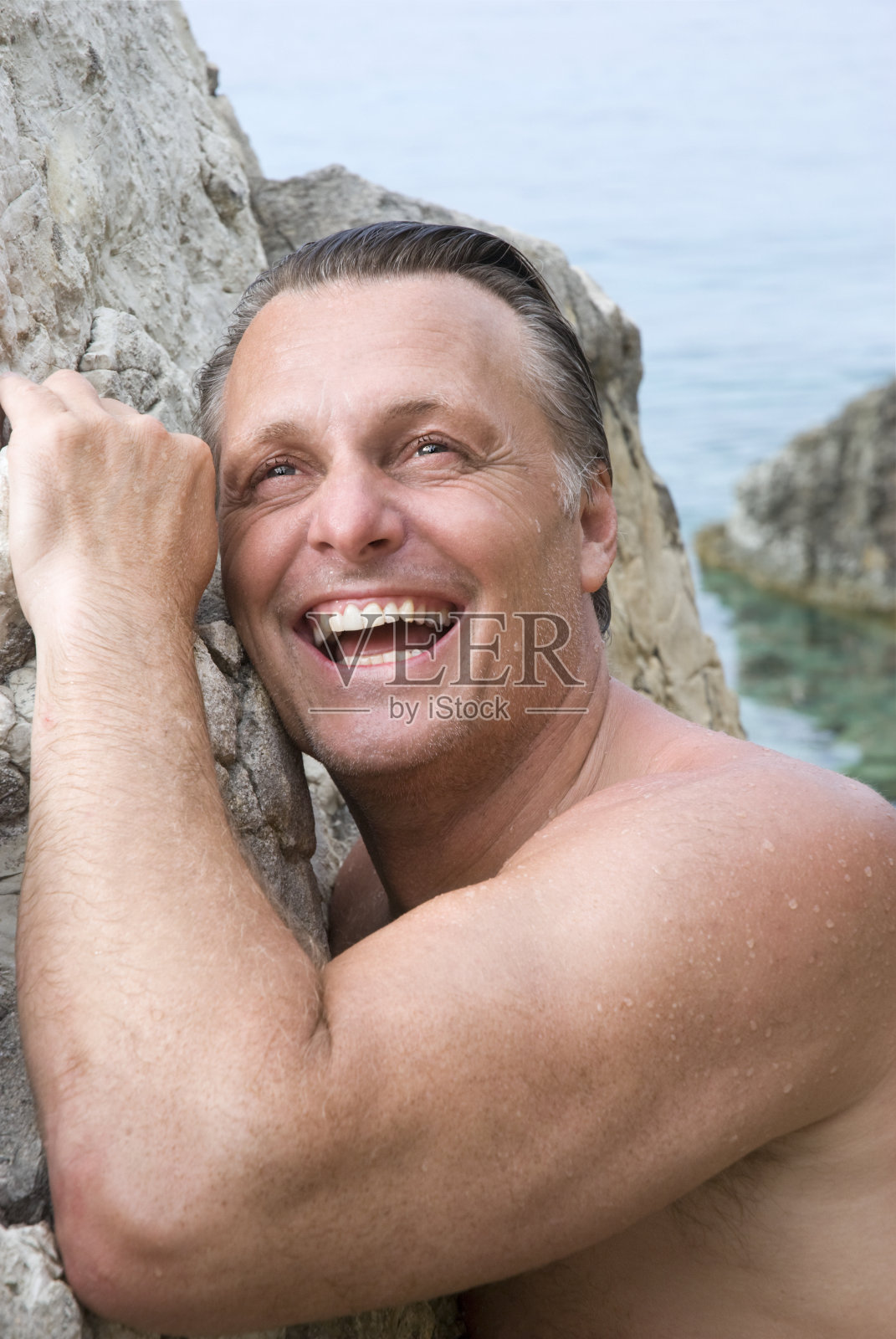 快乐的笑着的四十岁男人照片摄影图片