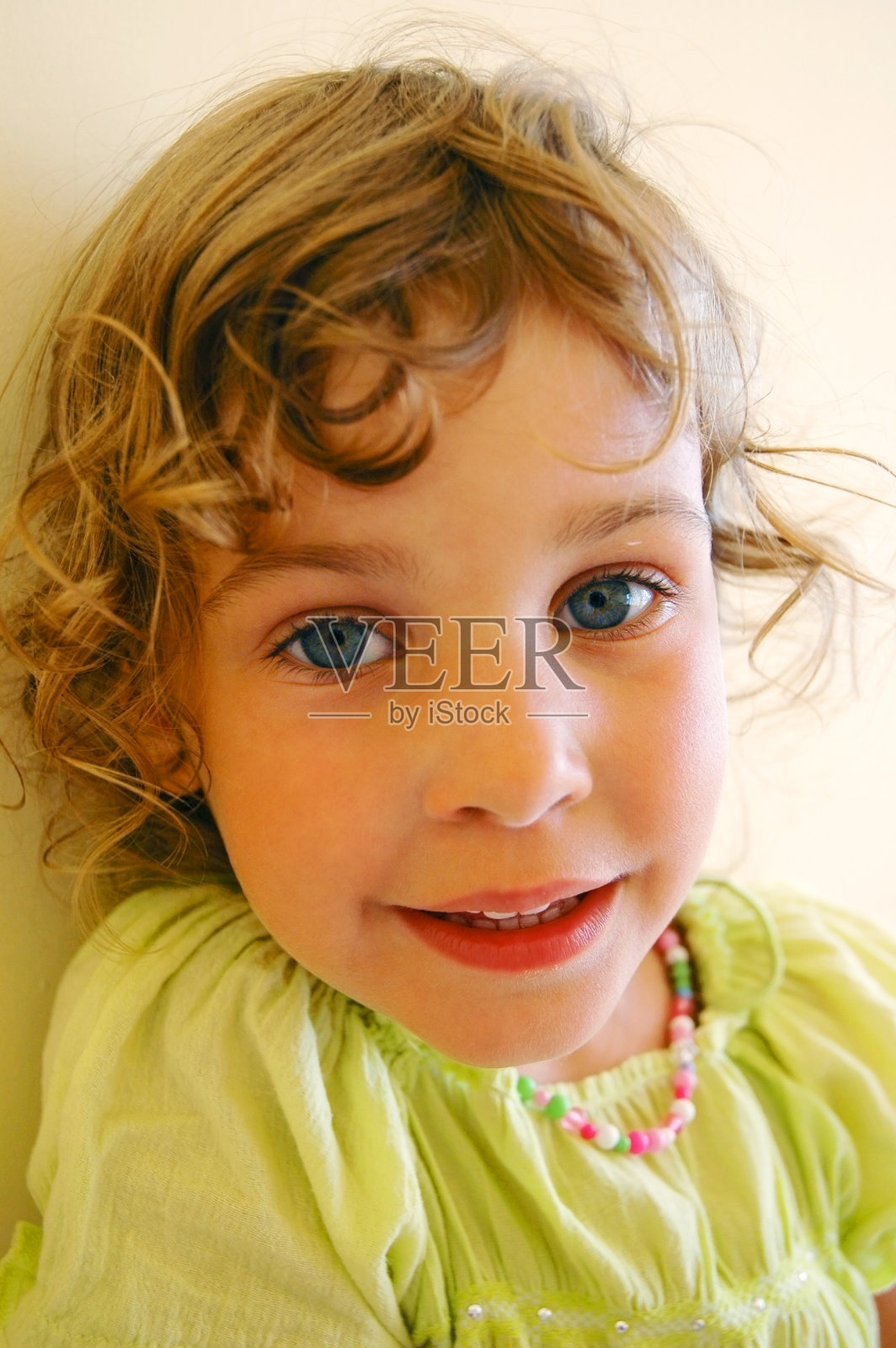 小女孩的肖像照片摄影图片