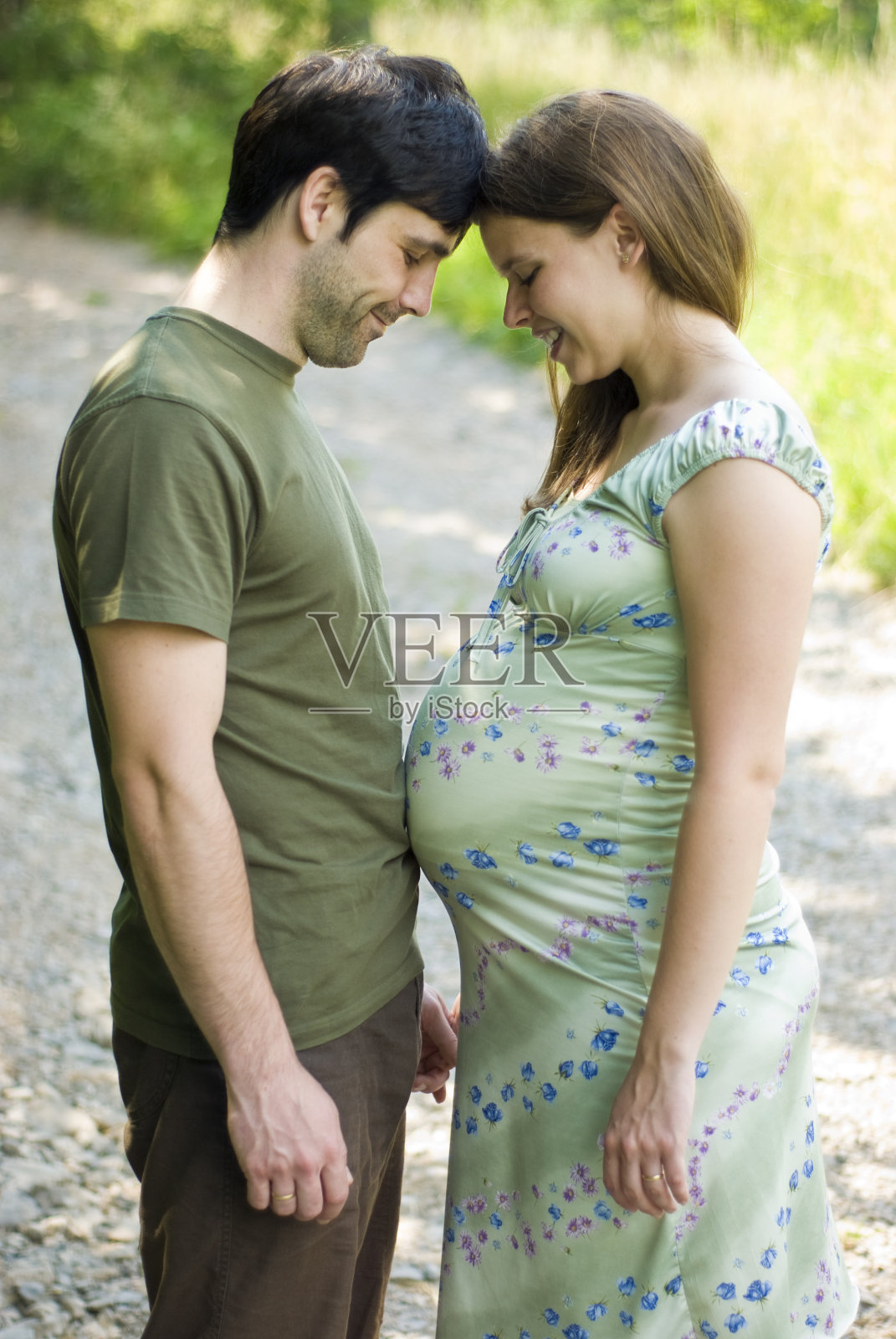 怀孕的夫妇照片摄影图片