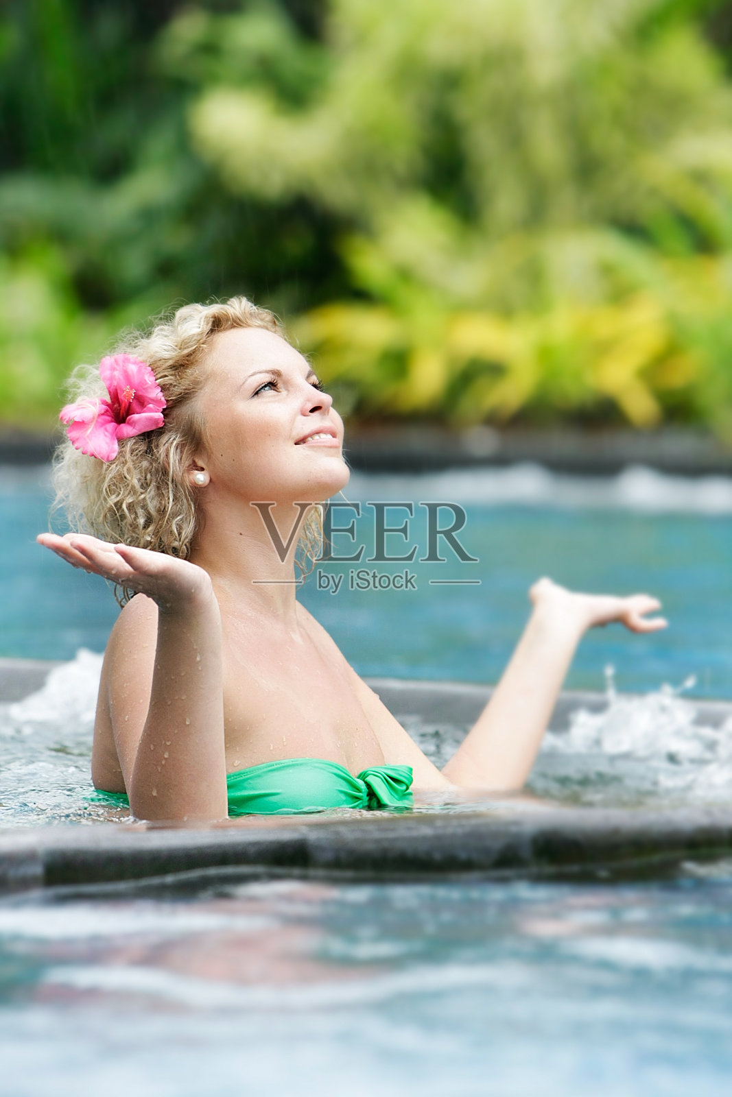 年轻漂亮的女人在雨中放松照片摄影图片