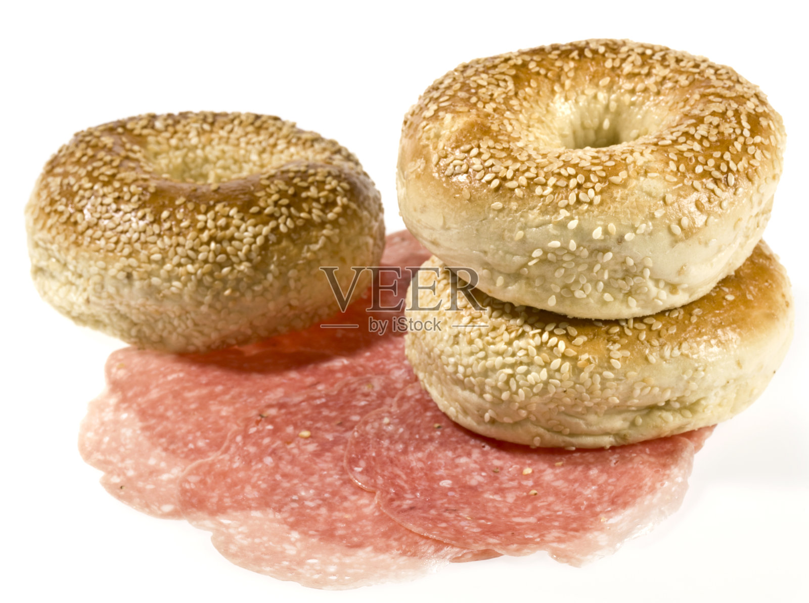 芝麻百吉饼和腊肠薄片照片摄影图片