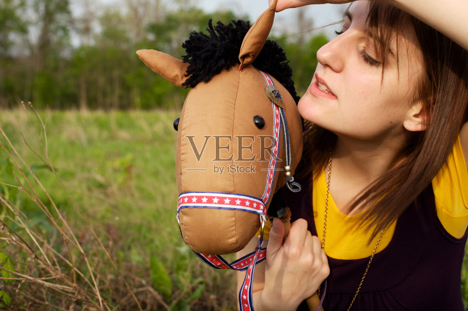 春草野地人像照片摄影图片