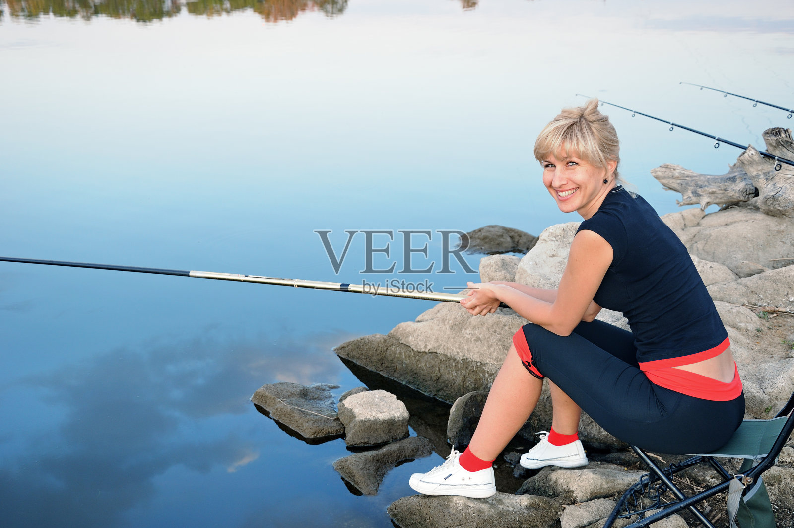 晚上钓鱼照片摄影图片