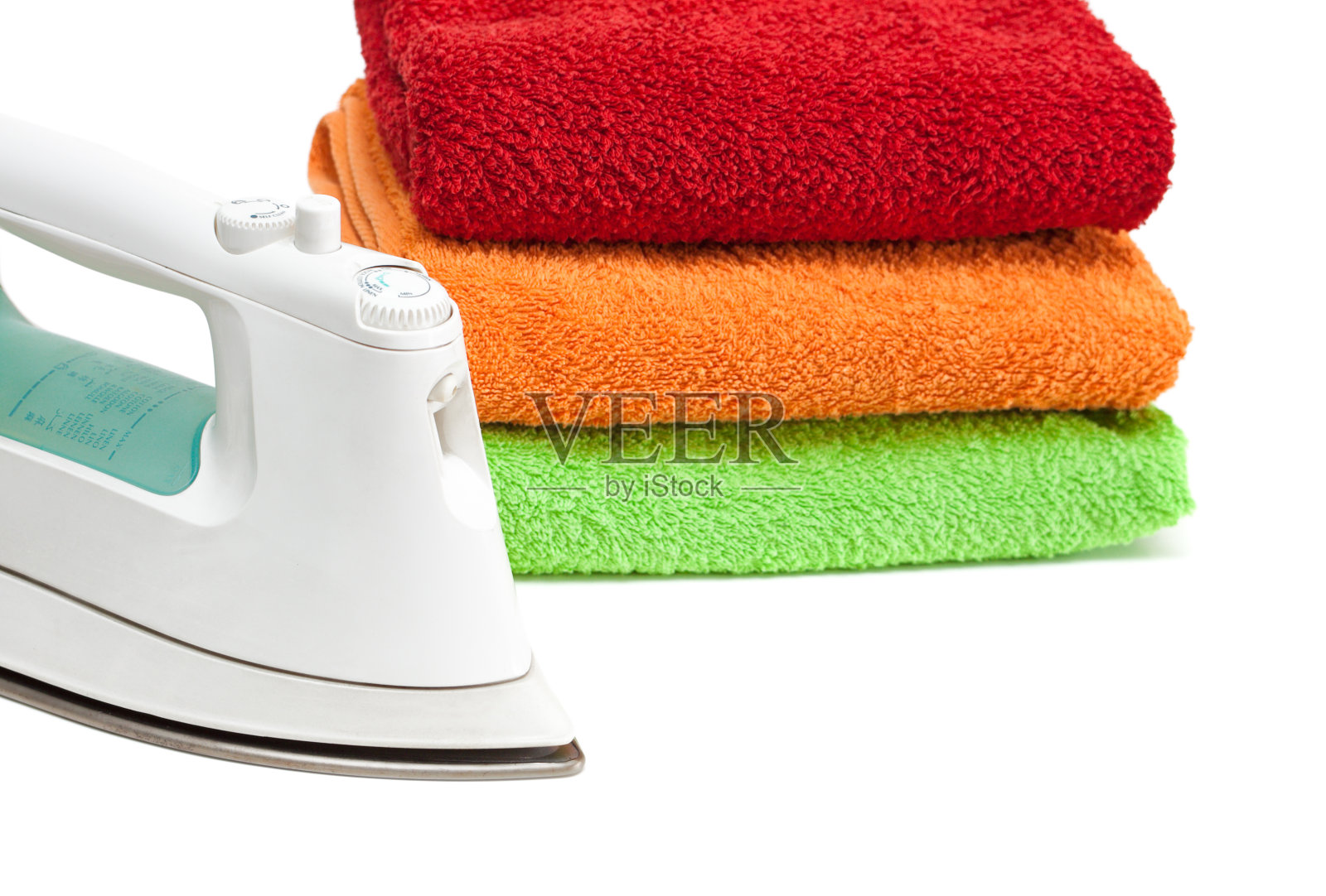 熨烫并堆叠五颜六色的毛巾。照片摄影图片