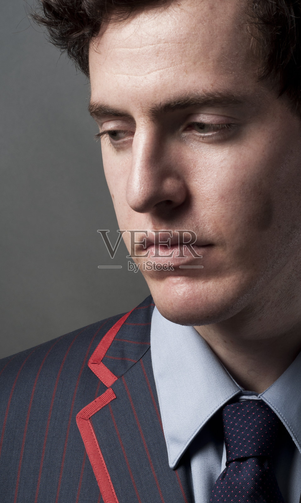 身穿设计师西装的男人肖像特写照片摄影图片