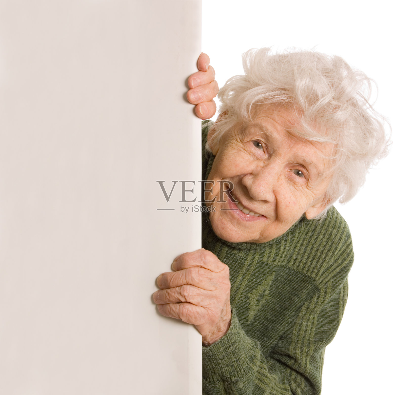 一位可爱的老妇人在拐角处偷看照片摄影图片