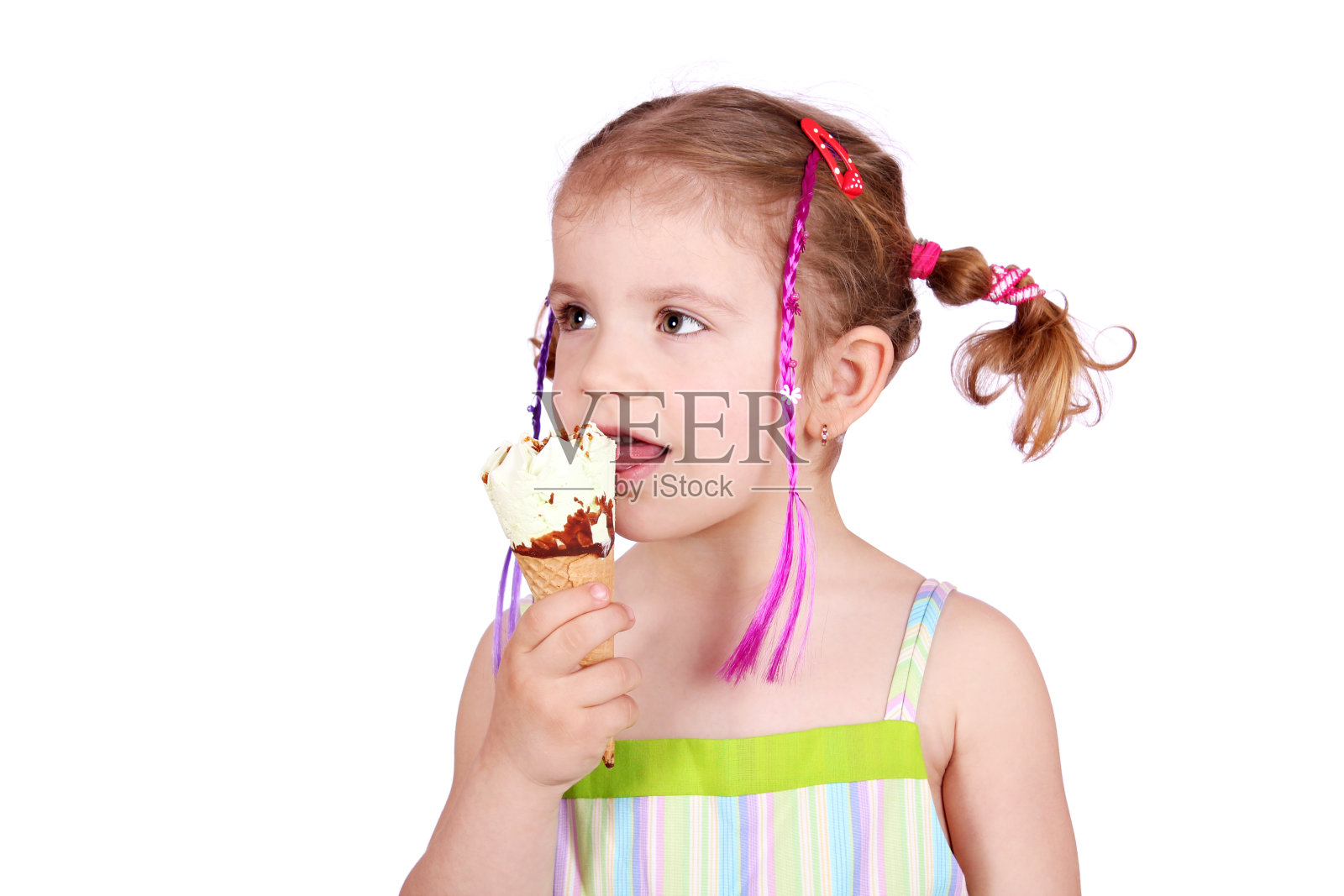 小女孩品尝冰淇淋照片摄影图片