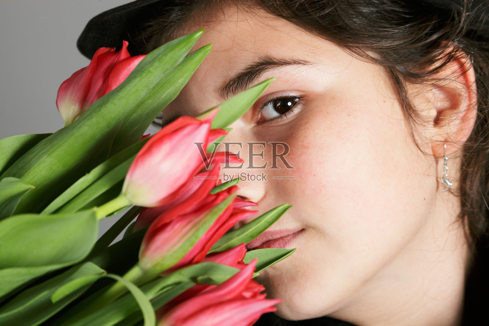 郁金香的女孩照片摄影图片