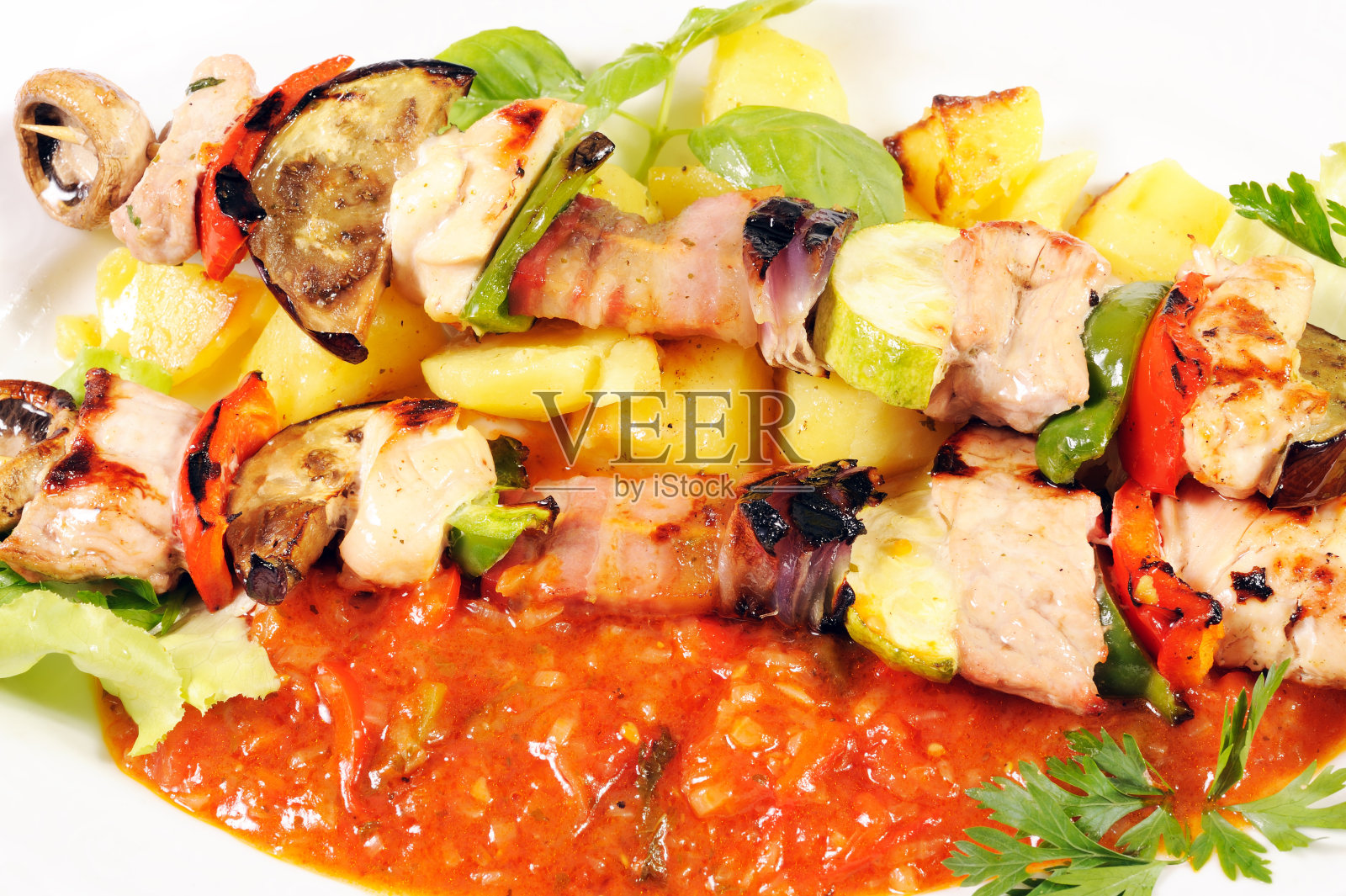 把烤肉串串在串上照片摄影图片