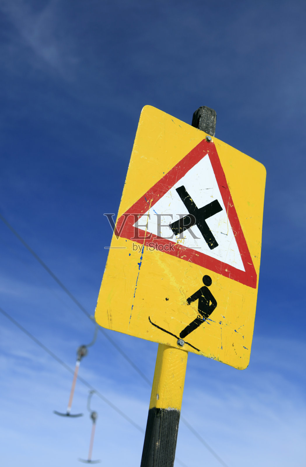 运行中的滑雪缆车的警告标志照片摄影图片