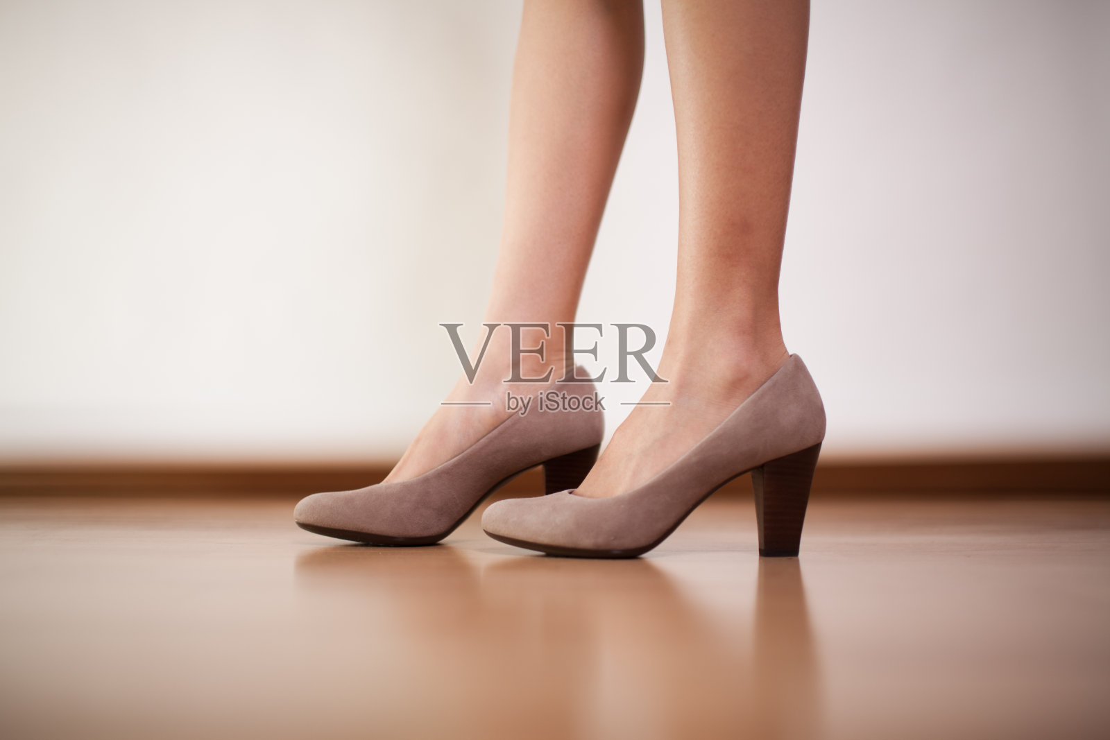 腿和鞋子照片摄影图片