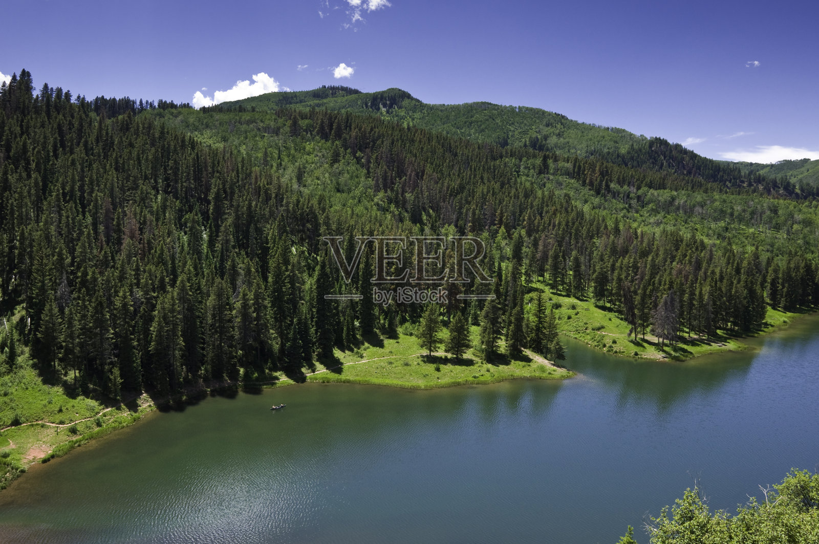 在风景秀丽的山湖上独自划独木舟照片摄影图片