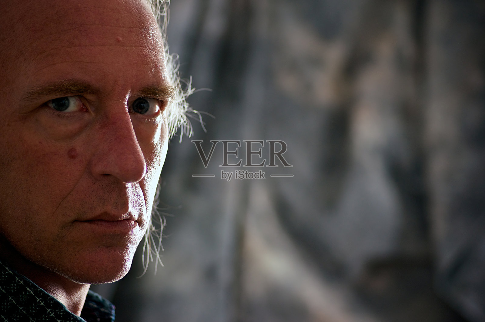 特写的人的脸看观众照片摄影图片