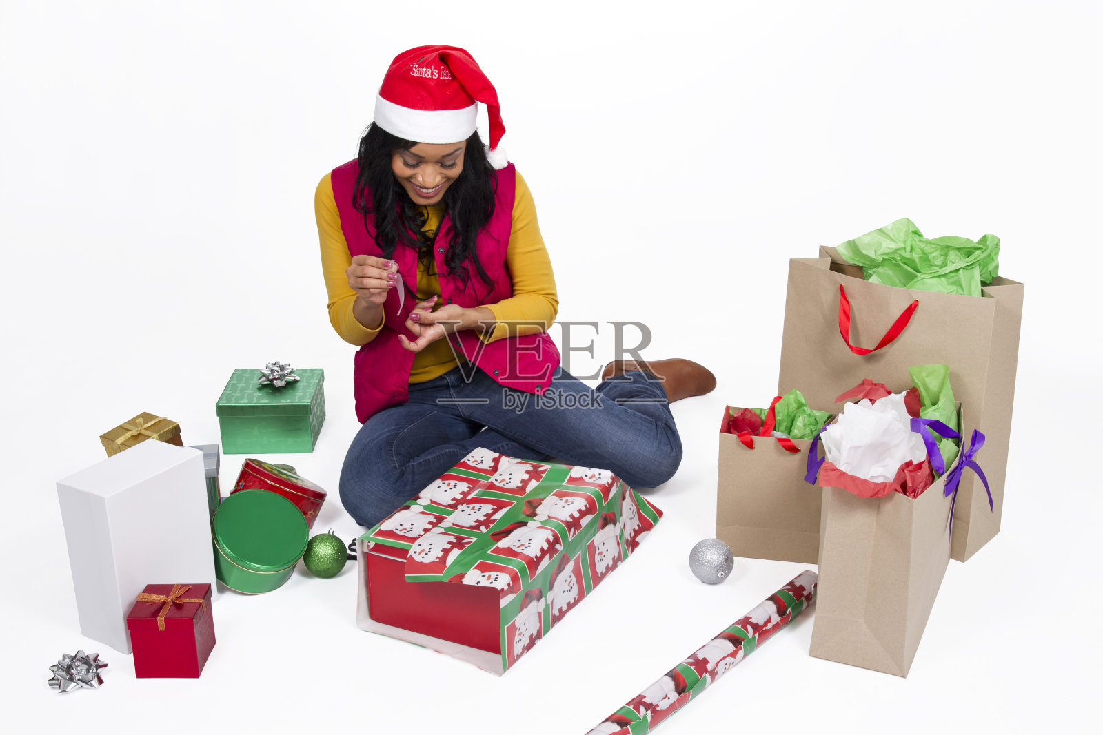 快乐的非裔美国女人礼物包装照片摄影图片