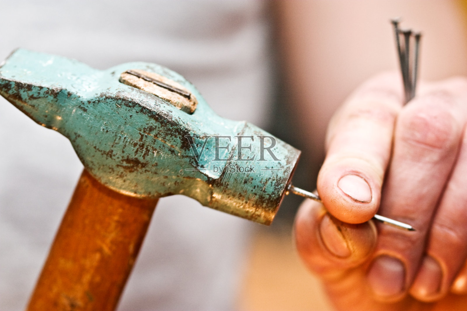用锤子敲钉子照片摄影图片