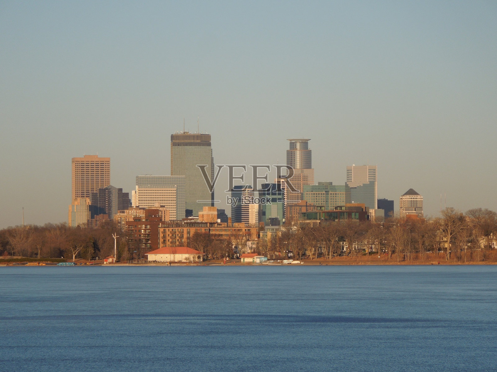 明尼阿波利斯湖的天际线照片摄影图片