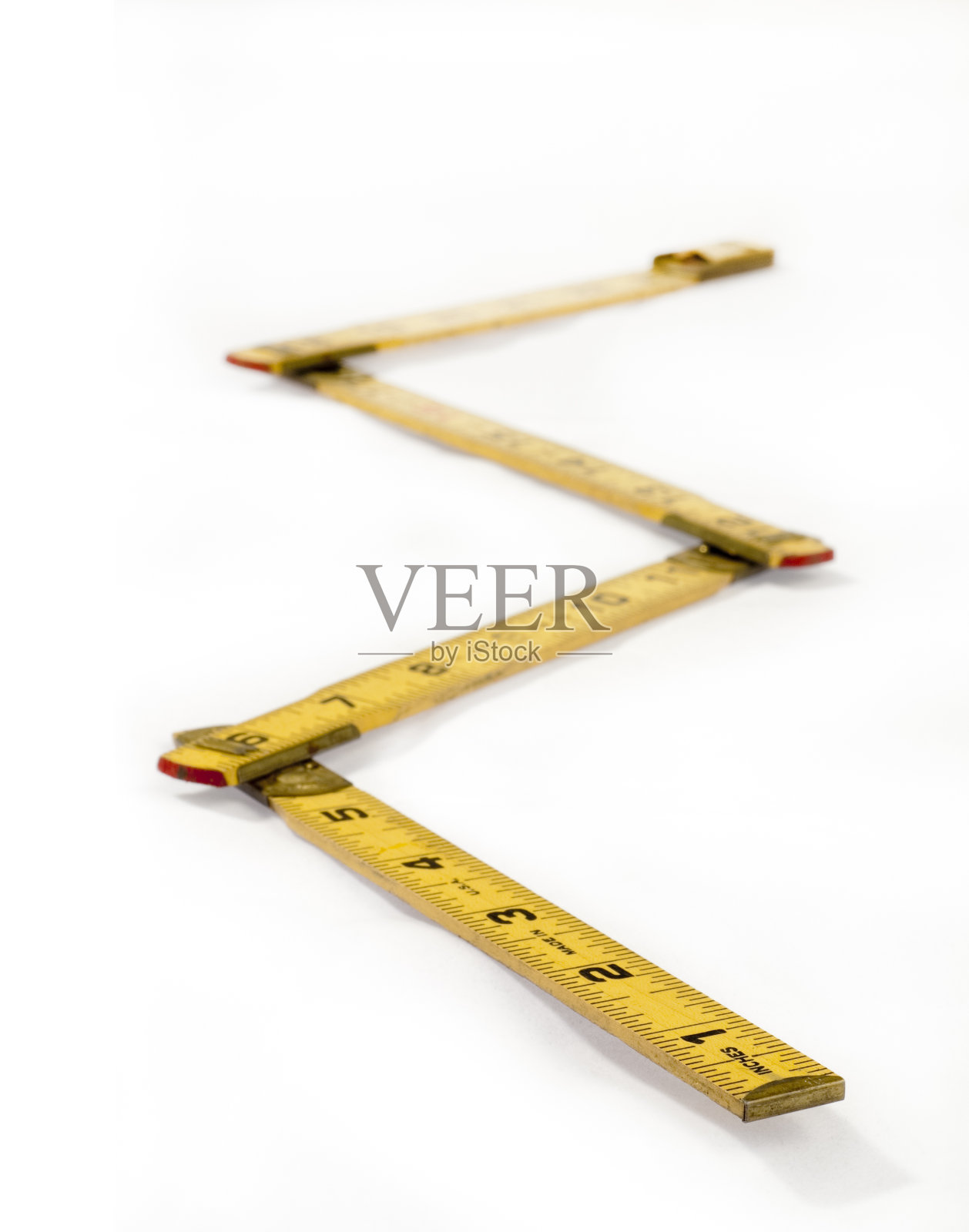 歪尺量一段距离照片摄影图片